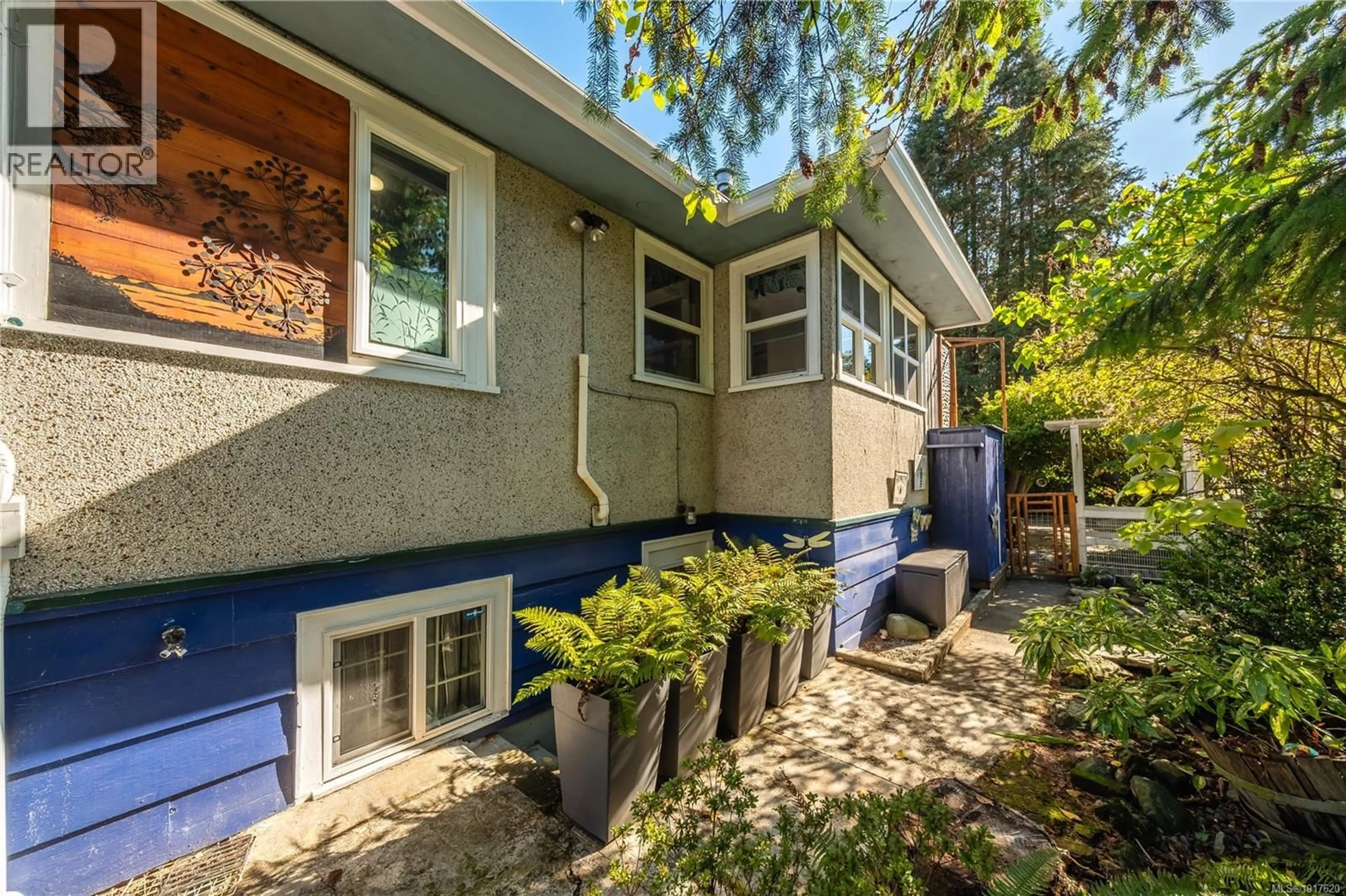 Home with vinyl exterior material, street for 328 SEVENTH STREET, Nanaimo British Columbia V9R1E2