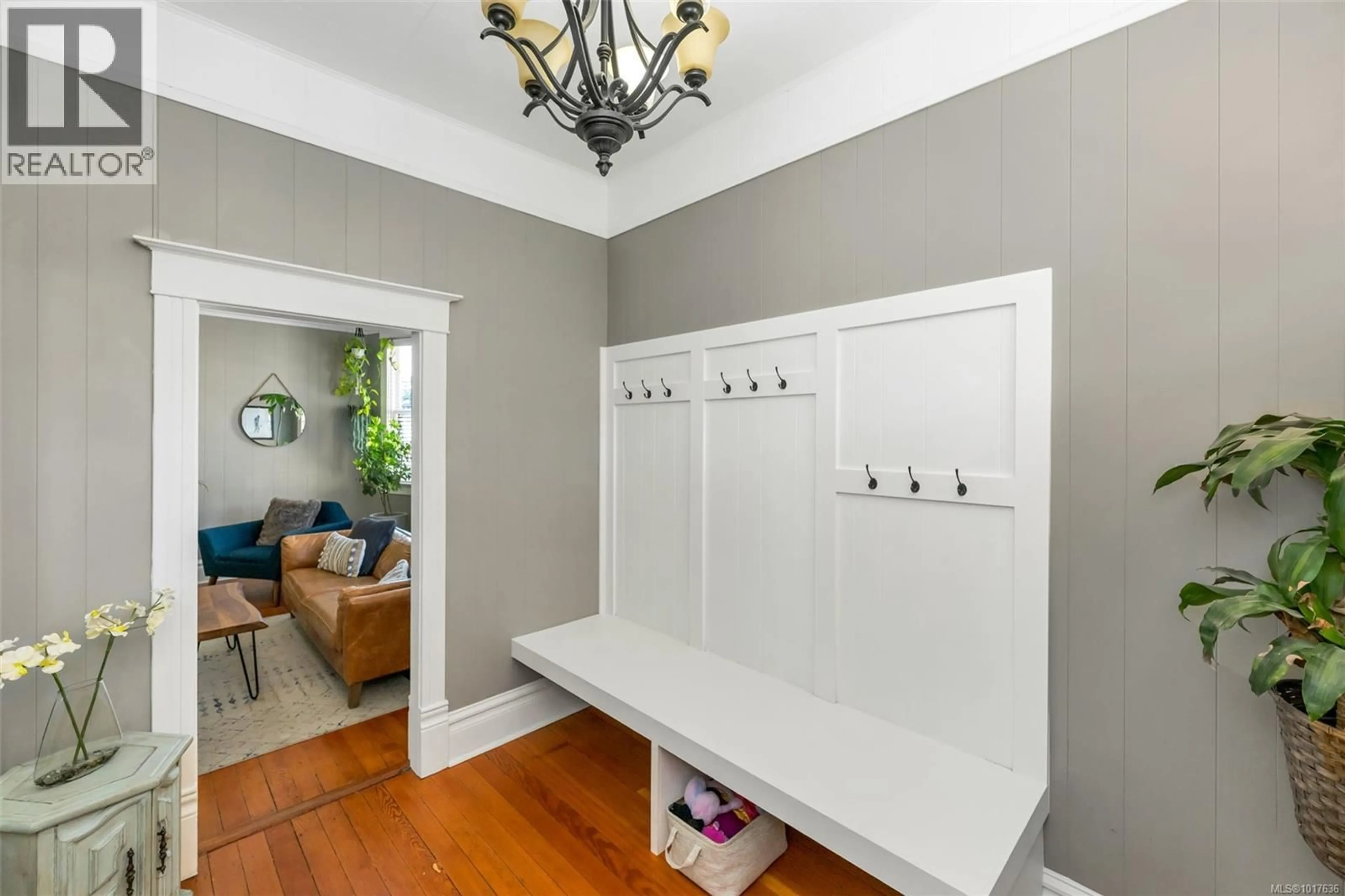 Indoor entryway for 838 PRINCESS AVENUE, Victoria British Columbia V8T1K8