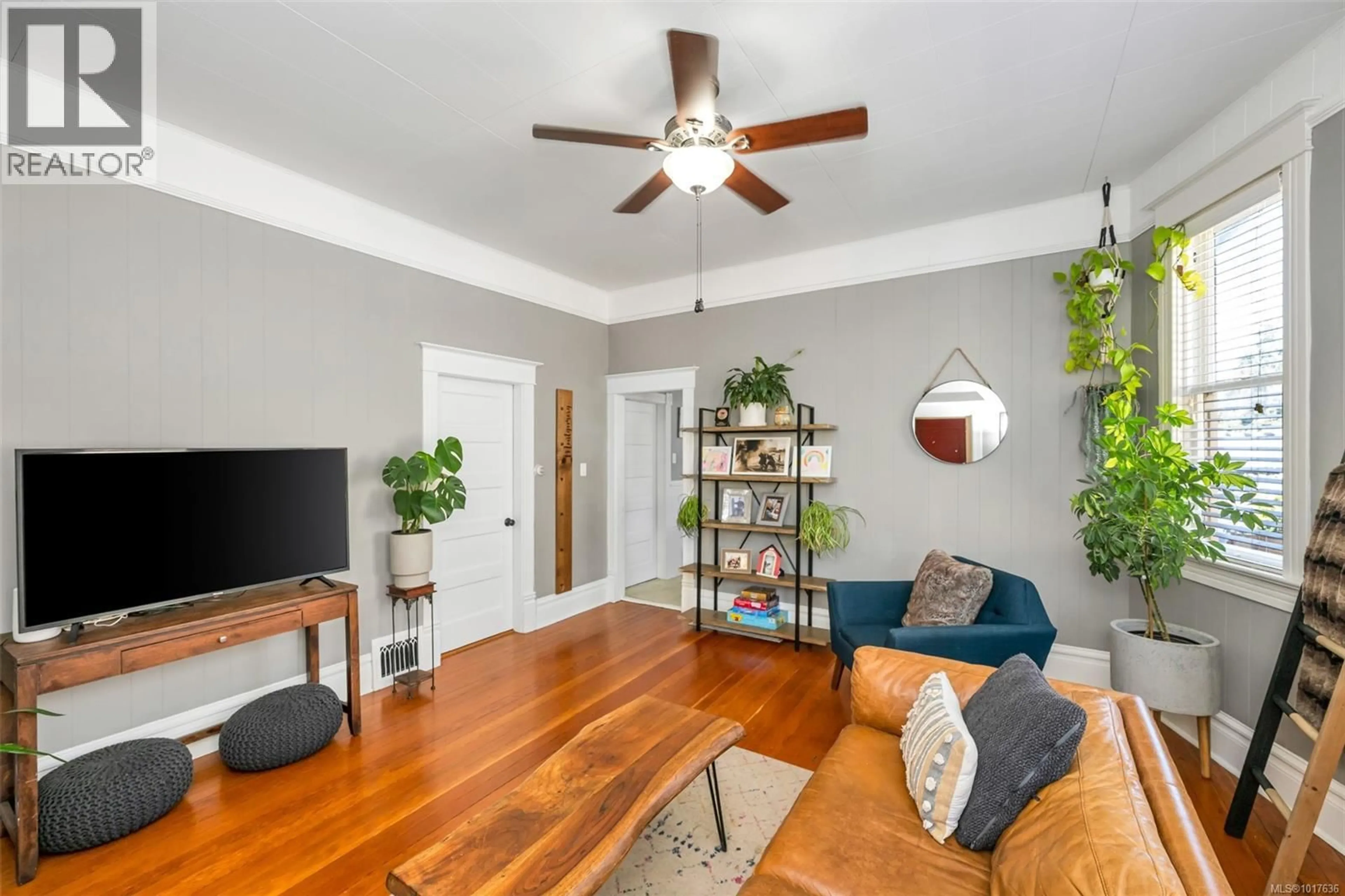 Living room with furniture, wood/laminate floor for 838 PRINCESS AVENUE, Victoria British Columbia V8T1K8