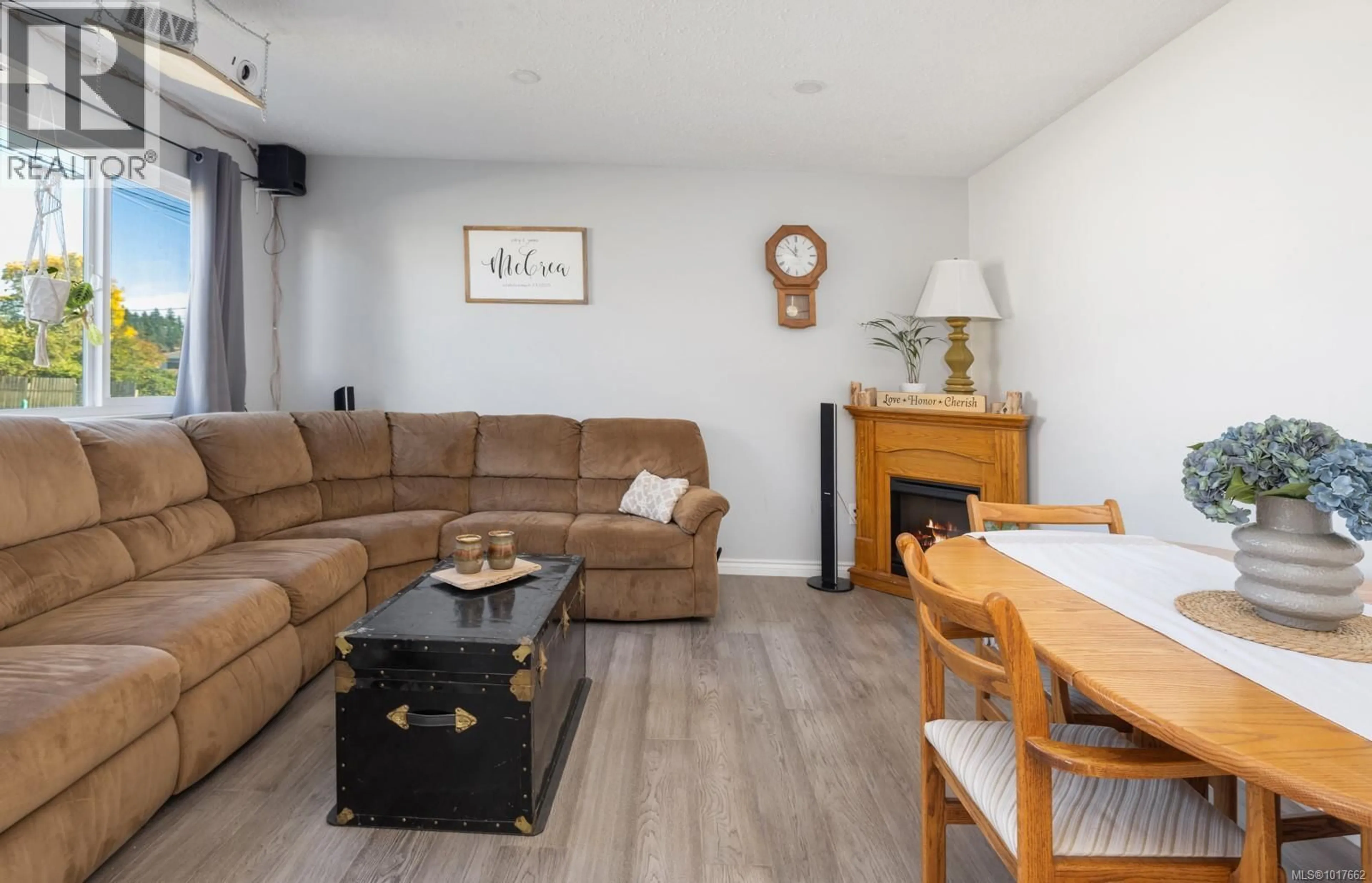 Living room with furniture, wood/laminate floor for 3350 LIMERICK ROAD, Duncan British Columbia V9L4P8