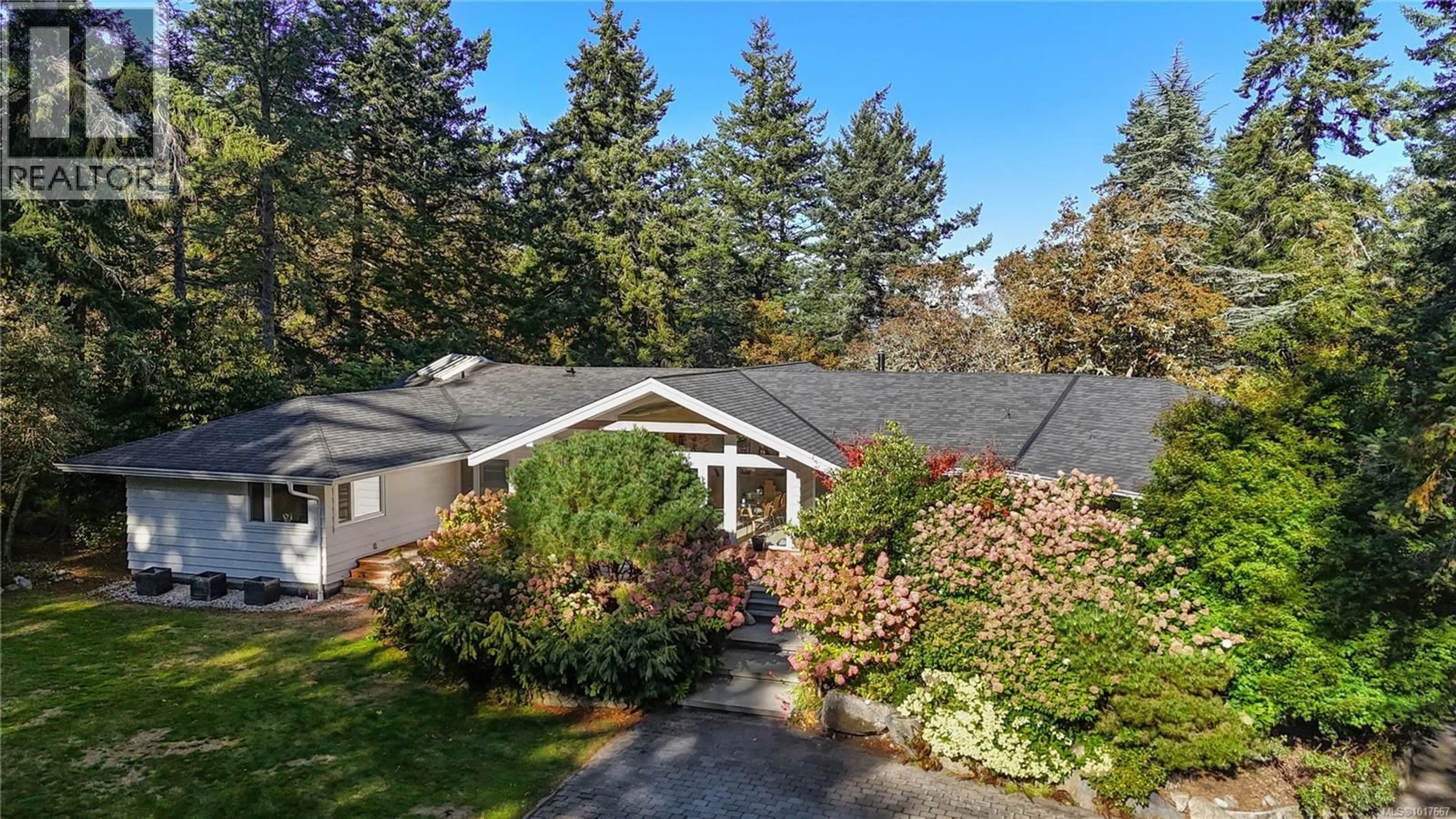A pic from outside/outdoor area/front of a property/back of a property/a pic from drone, unknown for 2623 QUEENSWOOD DRIVE, Saanich British Columbia V8N1X6