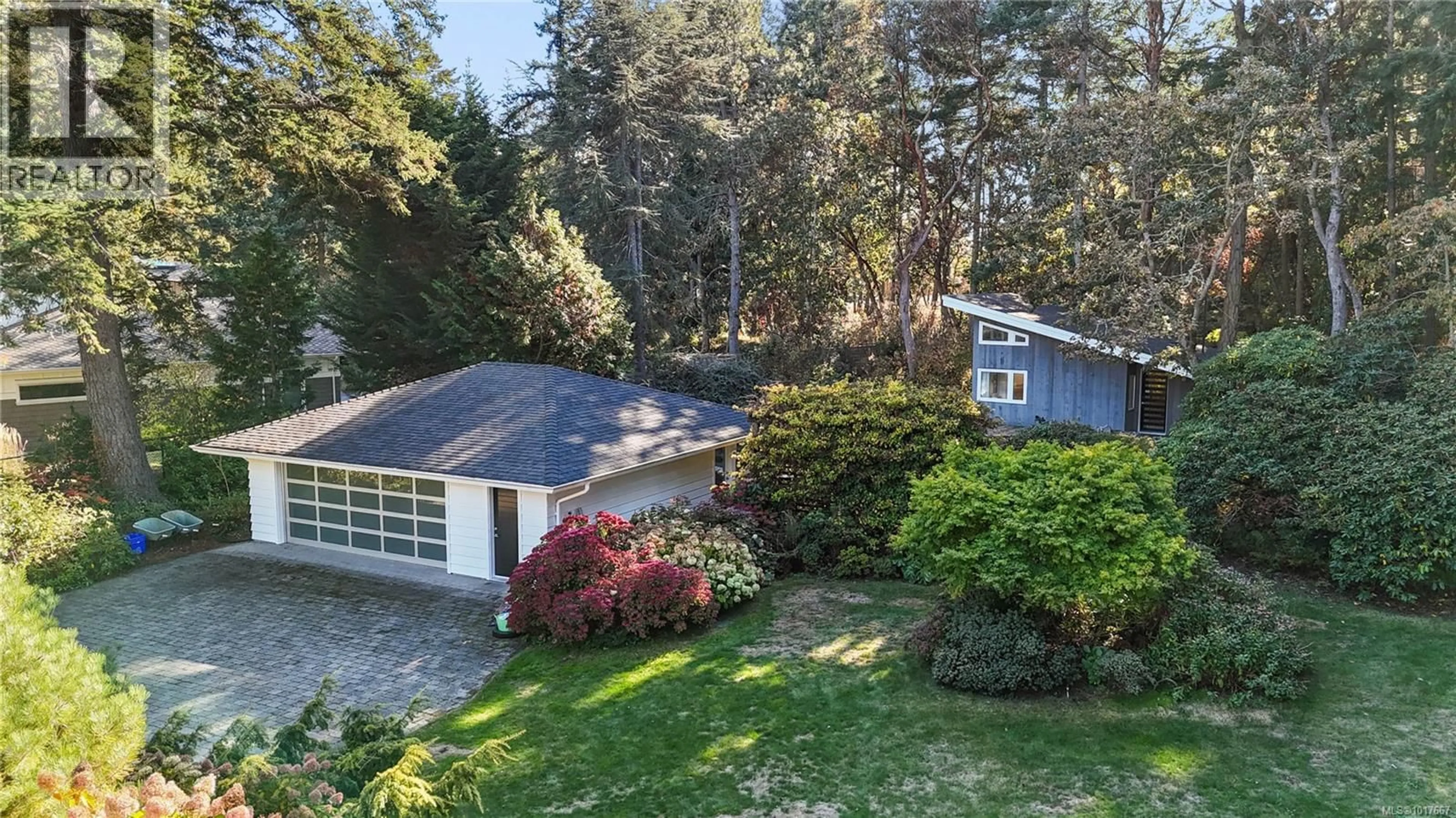 A pic from outside/outdoor area/front of a property/back of a property/a pic from drone, unknown for 2623 QUEENSWOOD DRIVE, Saanich British Columbia V8N1X6
