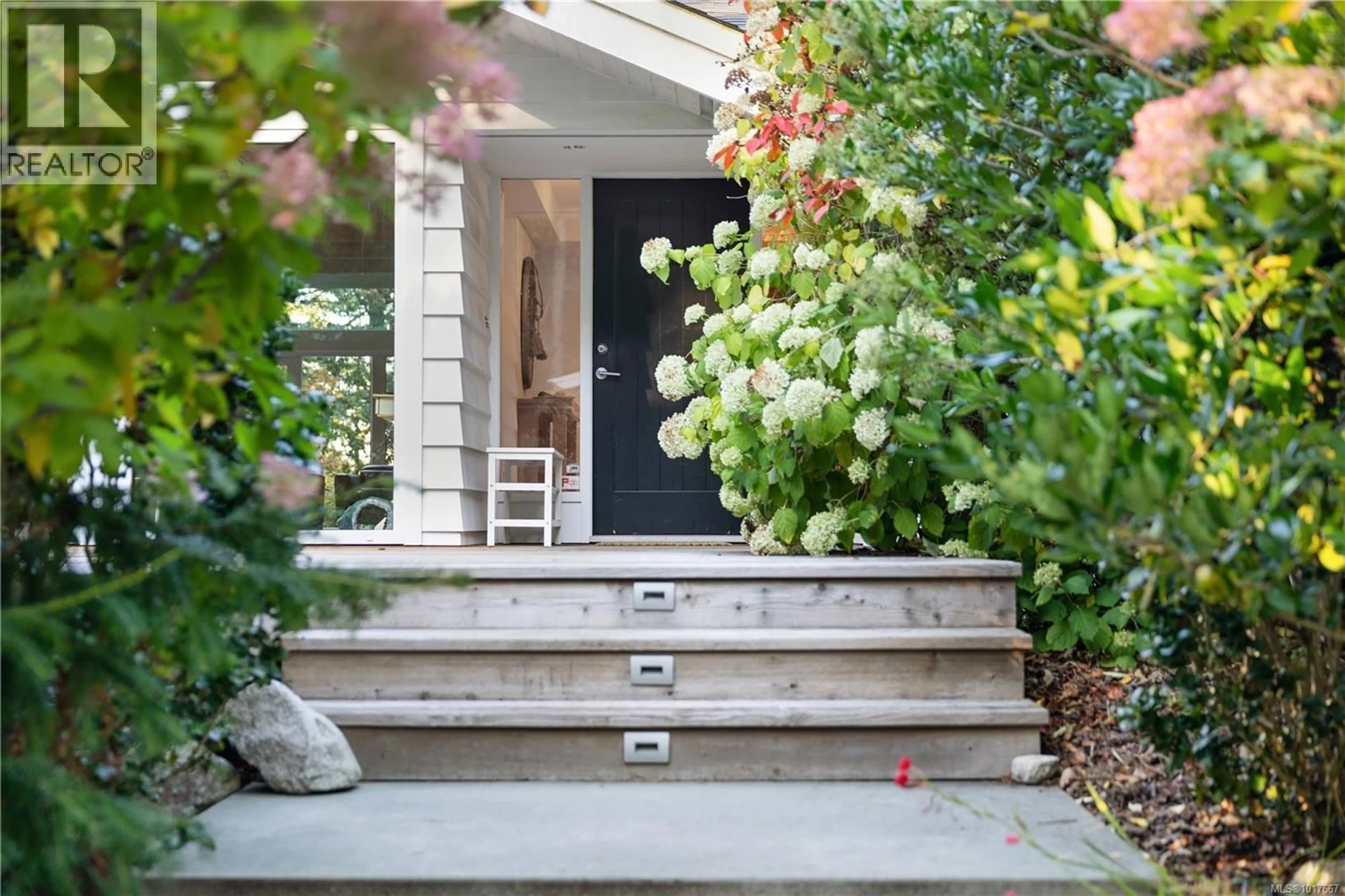Indoor entryway for 2623 QUEENSWOOD DRIVE, Saanich British Columbia V8N1X6