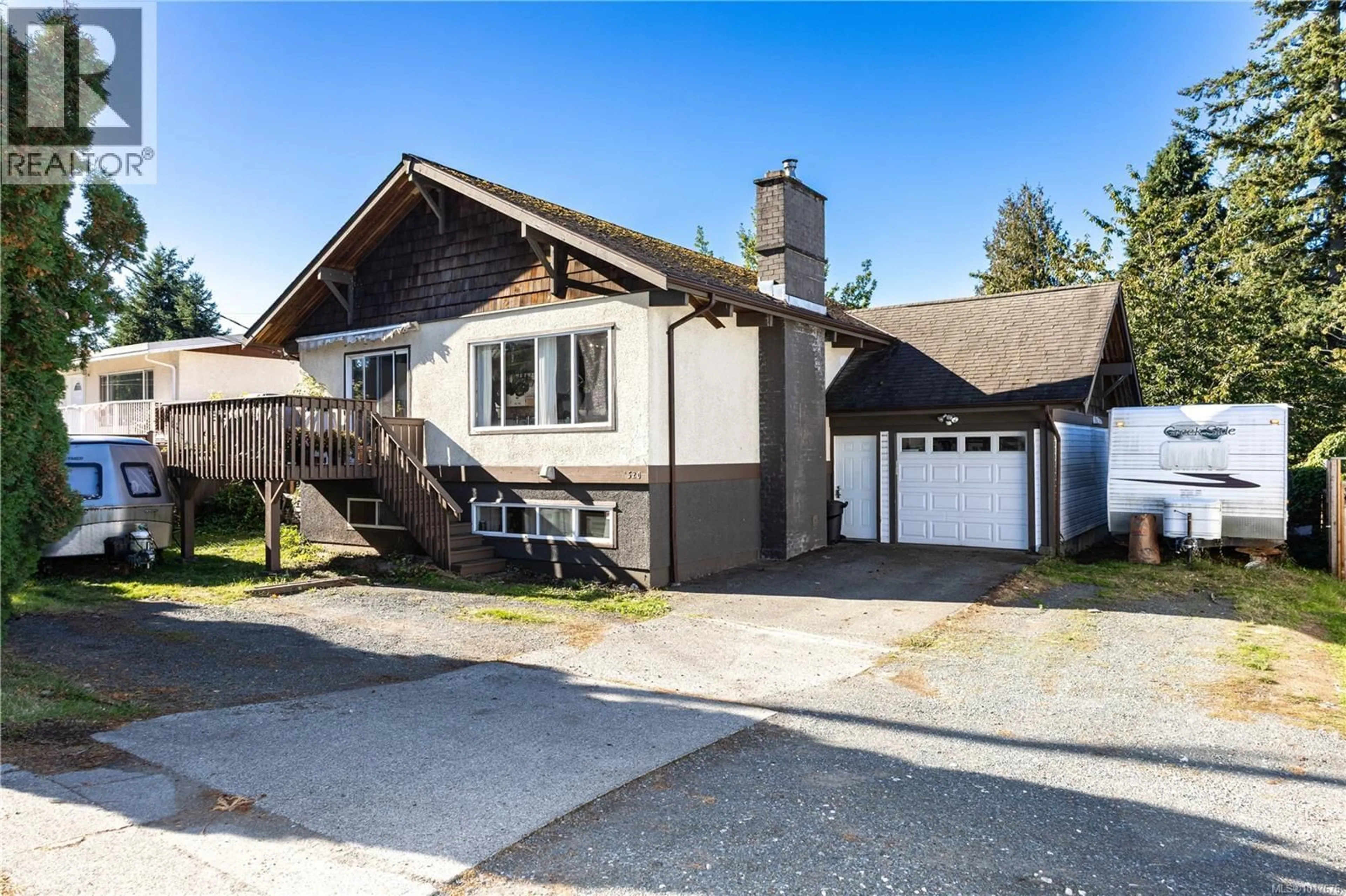 Home with vinyl exterior material, street for 520 DOGWOOD STREET, Campbell River British Columbia V9W2Y5
