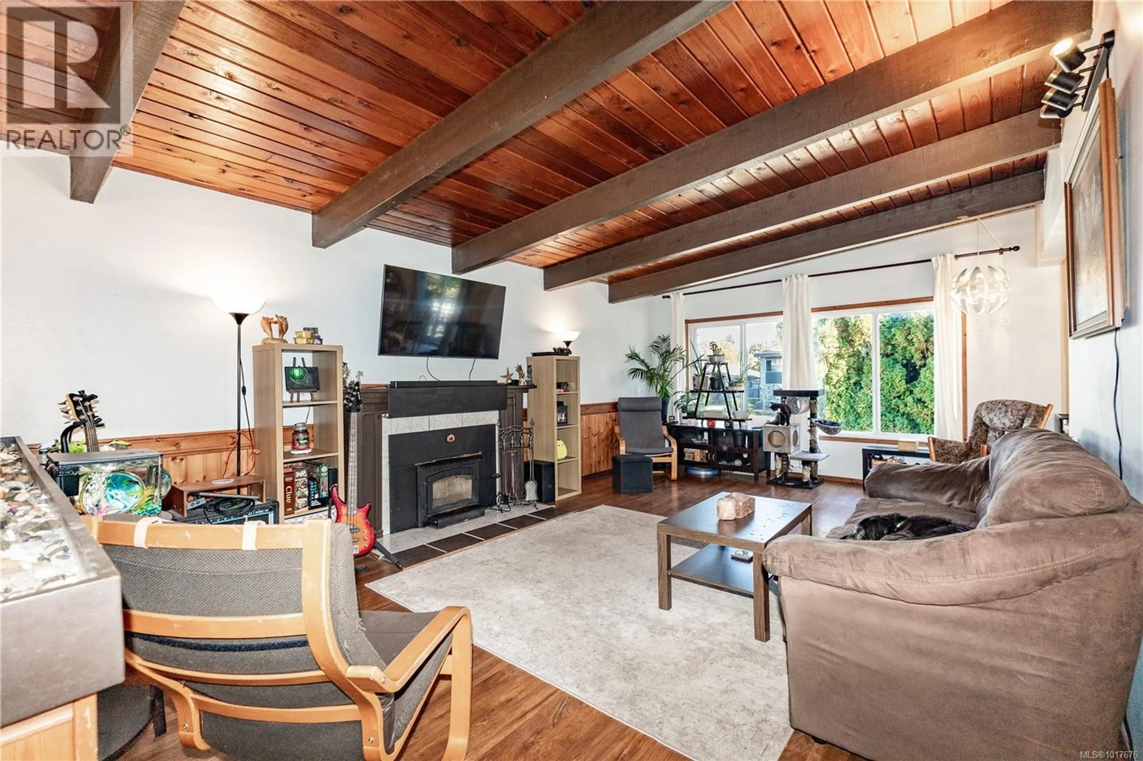 Living room with furniture, wood/laminate floor for 520 DOGWOOD STREET, Campbell River British Columbia V9W2Y5