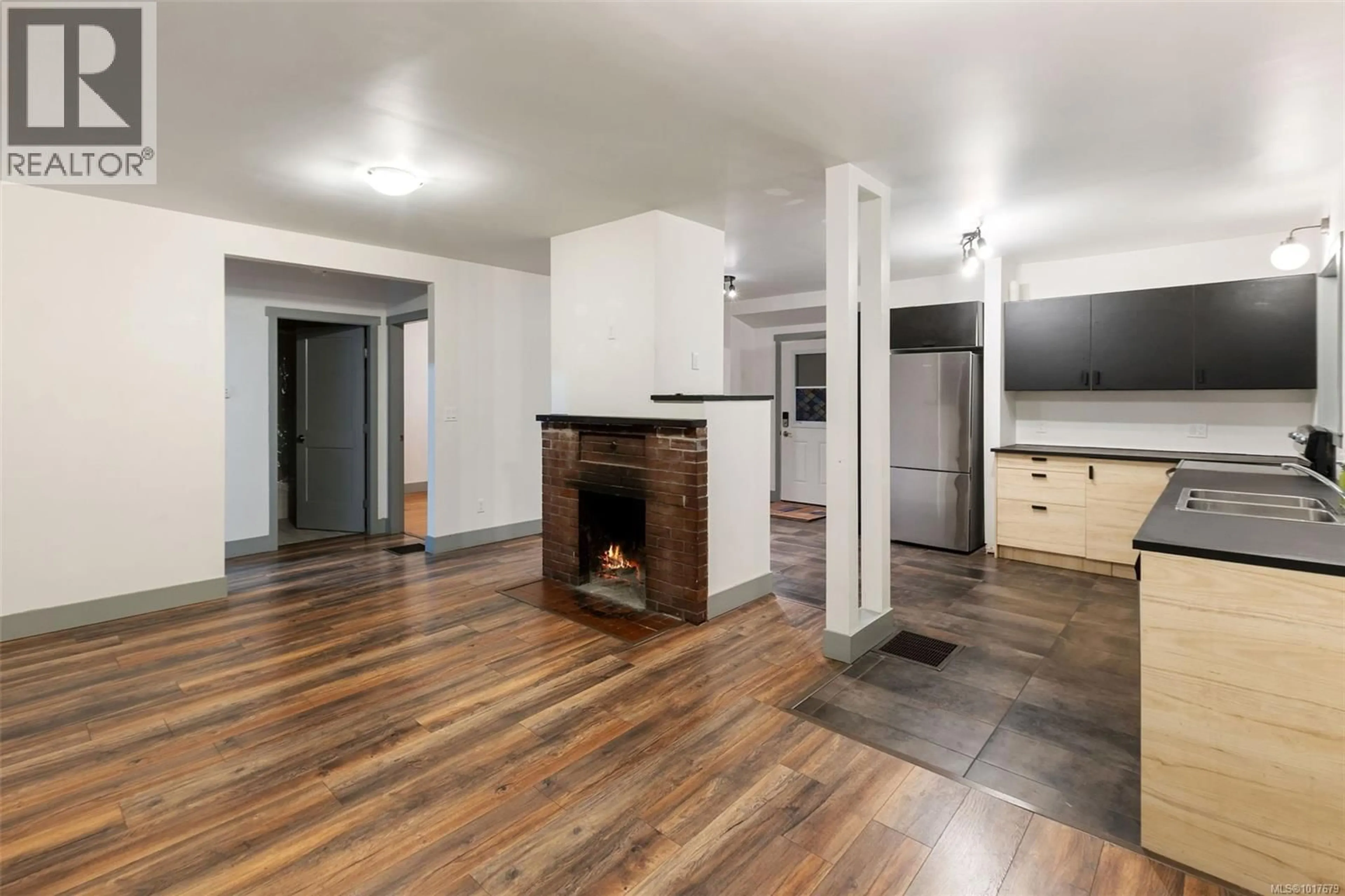 A pic of a room for 611 POLYANTHUS CRESCENT, Saanich British Columbia V8Z2J3