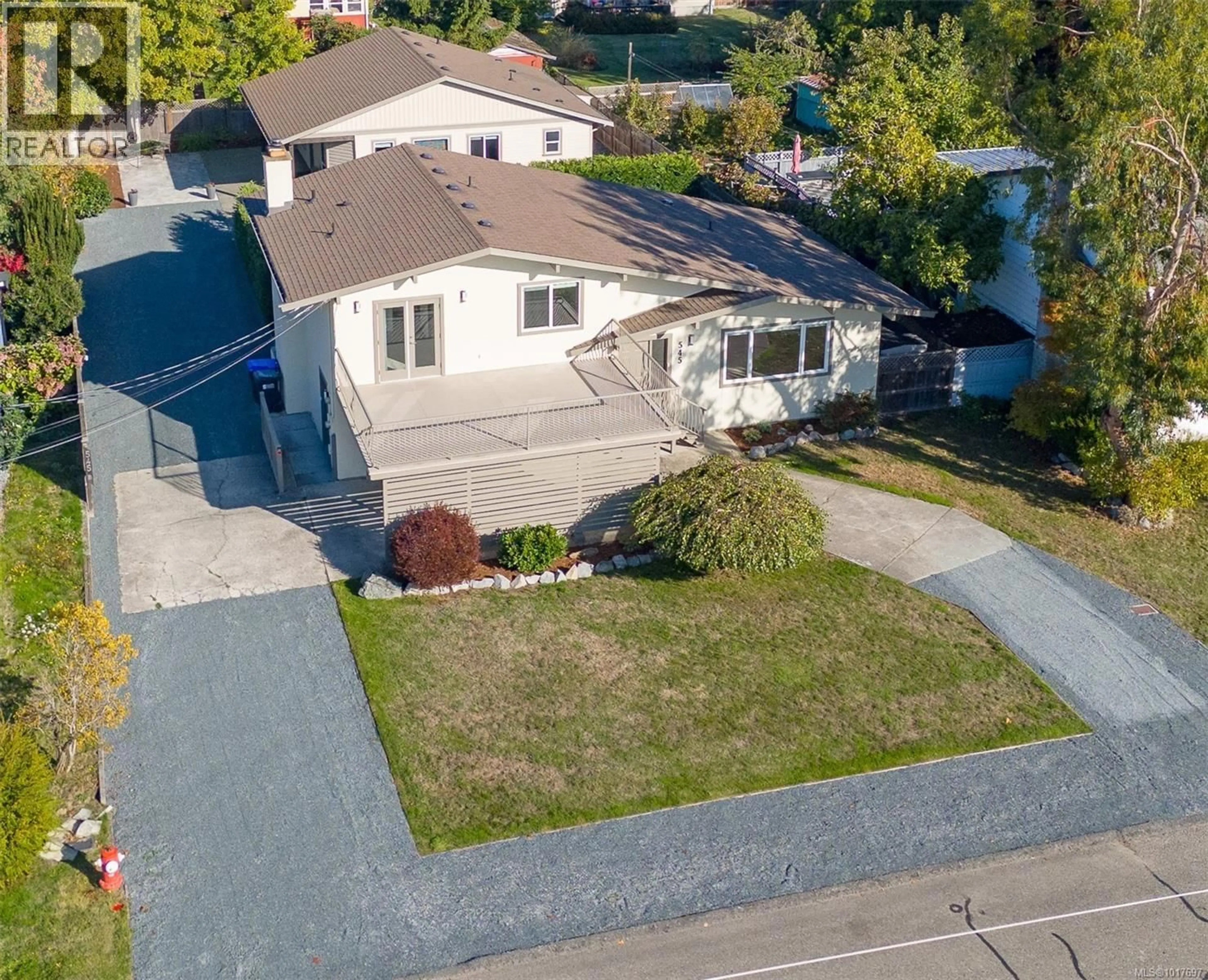 A pic from outside/outdoor area/front of a property/back of a property/a pic from drone, street for 545 ROWAN AVENUE, Parksville British Columbia V9P1H3