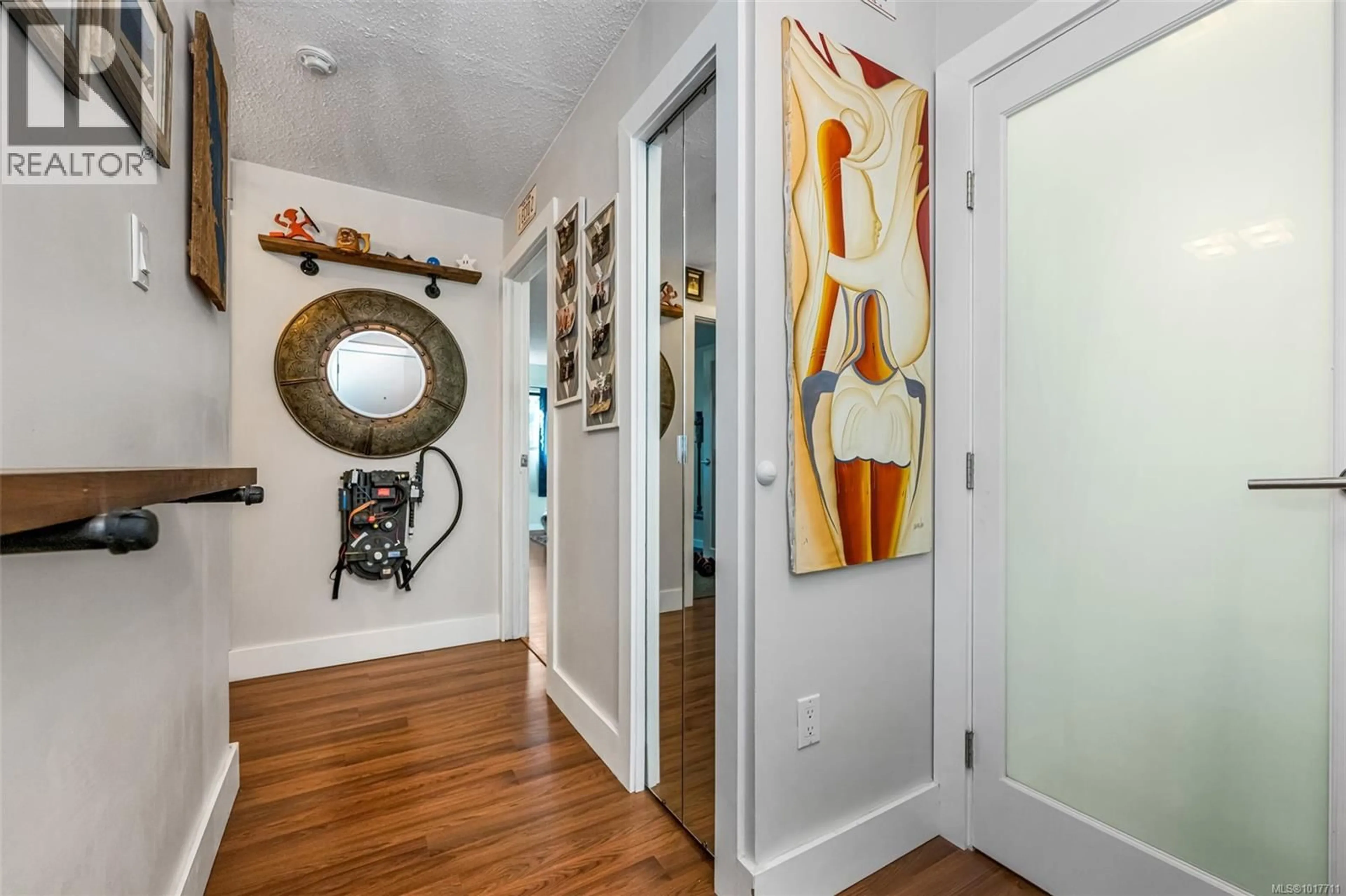 Indoor entryway for 205 - 1000 ESQUIMALT ROAD, Esquimalt British Columbia V9A3N2