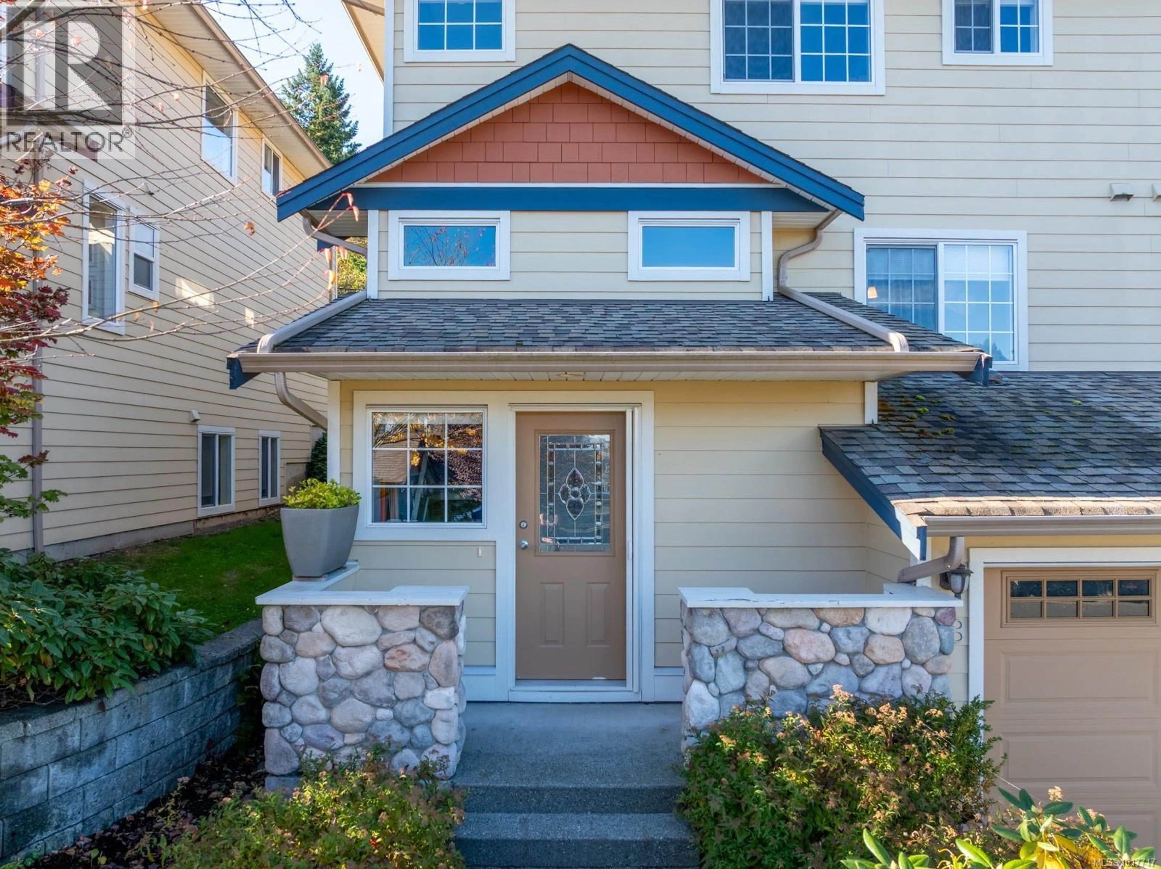 Home with vinyl exterior material, street for 38 - 2728 1ST STREET, Courtenay British Columbia V9N4A4