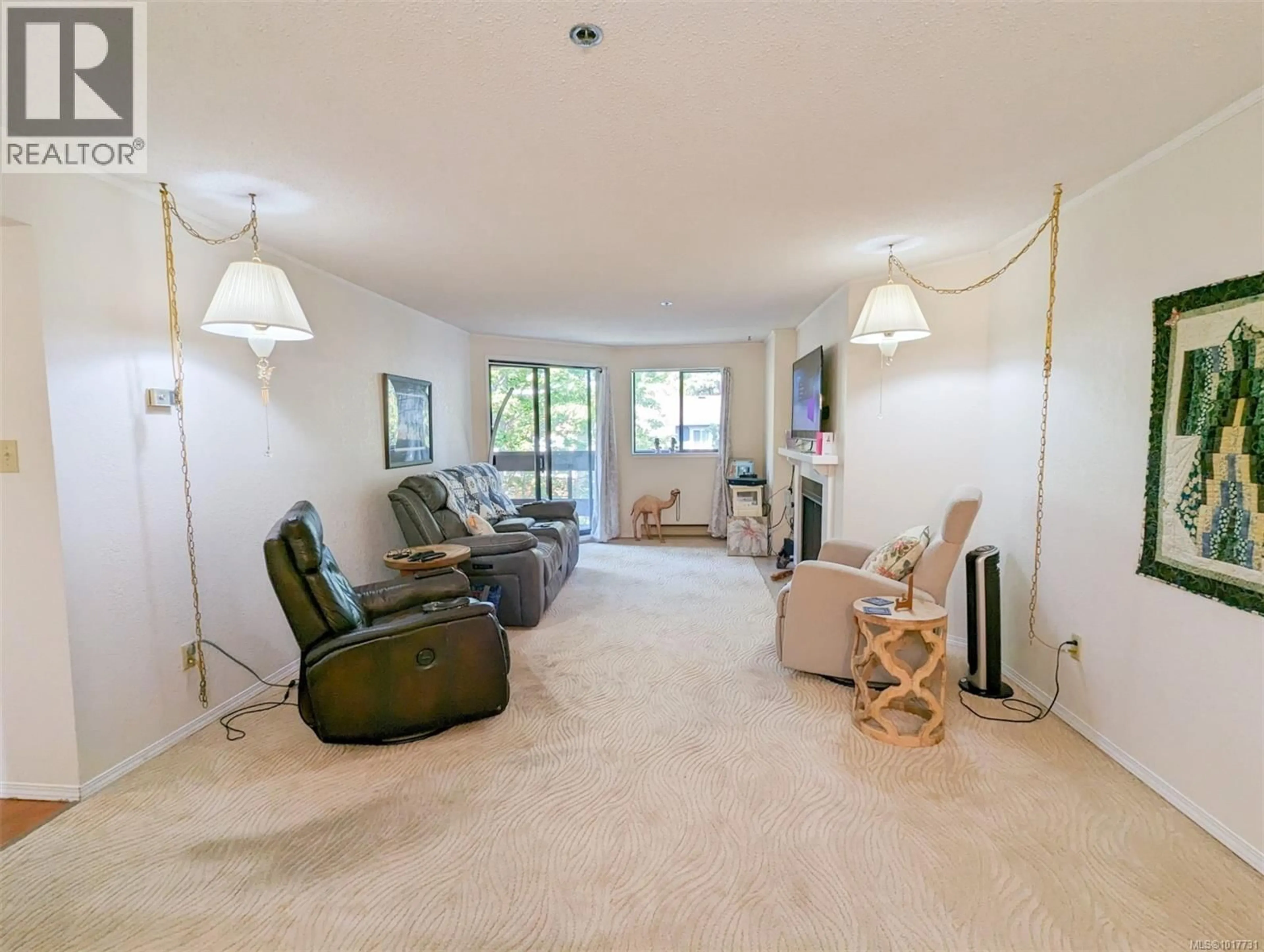Living room with furniture, carpet floor for 309 - 1560 HILLSIDE AVENUE, Victoria British Columbia V8T5B8