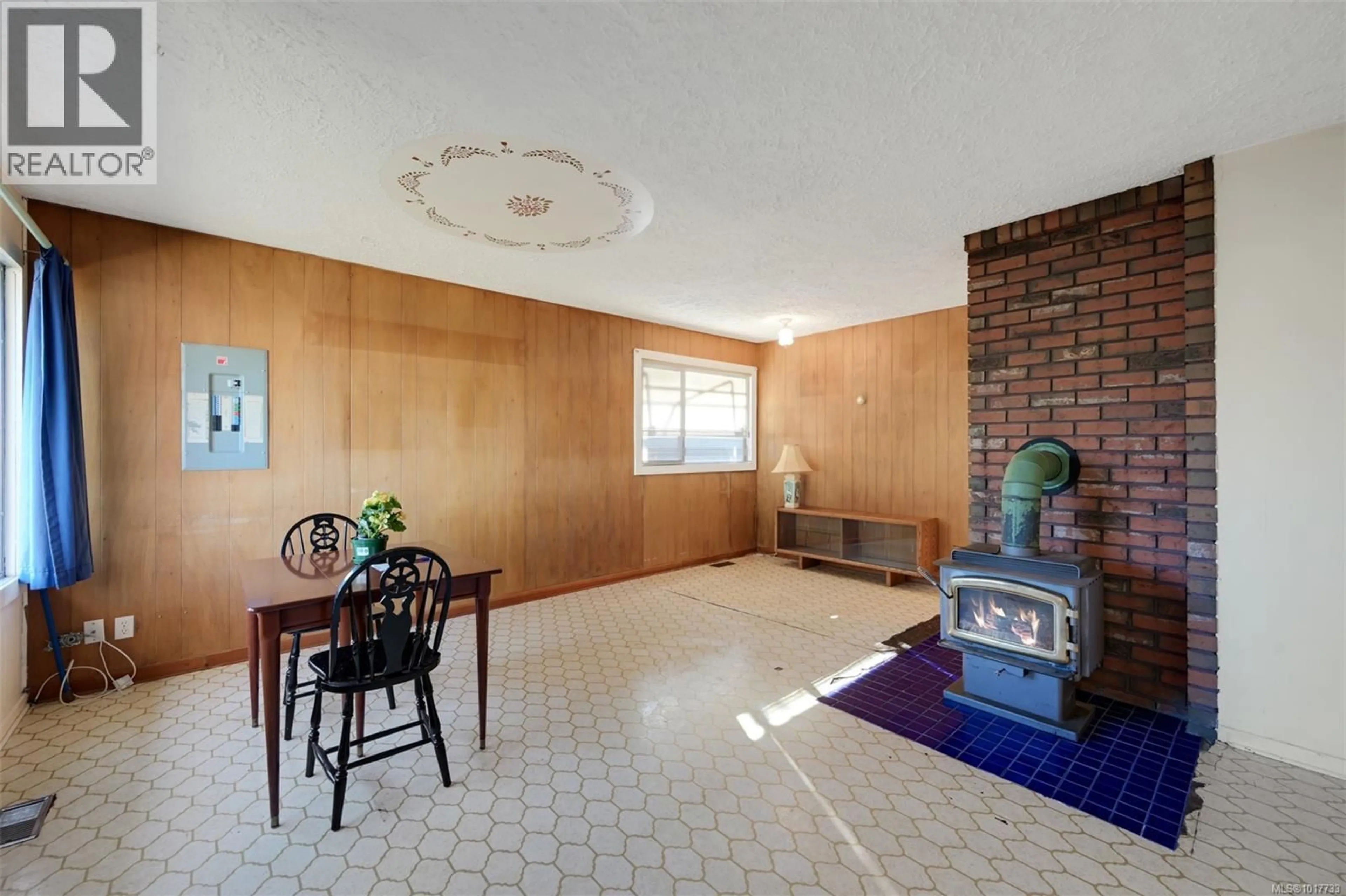Indoor foyer for 2336 HOWARD STREET, Victoria British Columbia V8R4K7