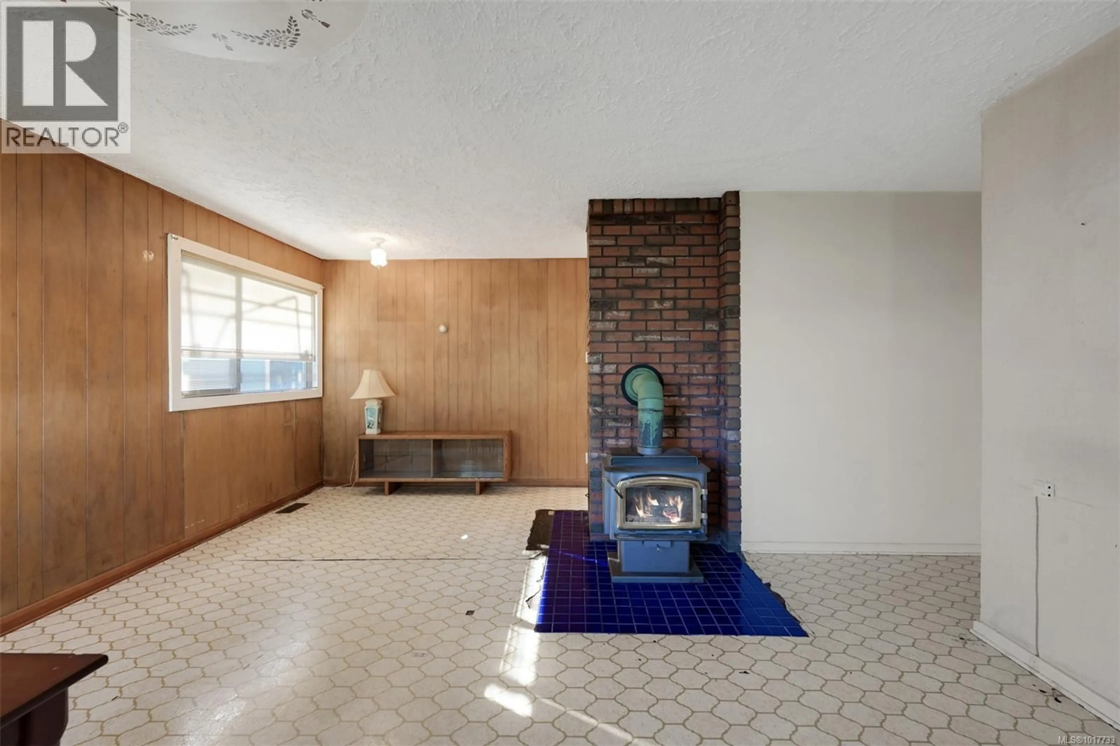 Indoor foyer for 2336 HOWARD STREET, Victoria British Columbia V8R4K7