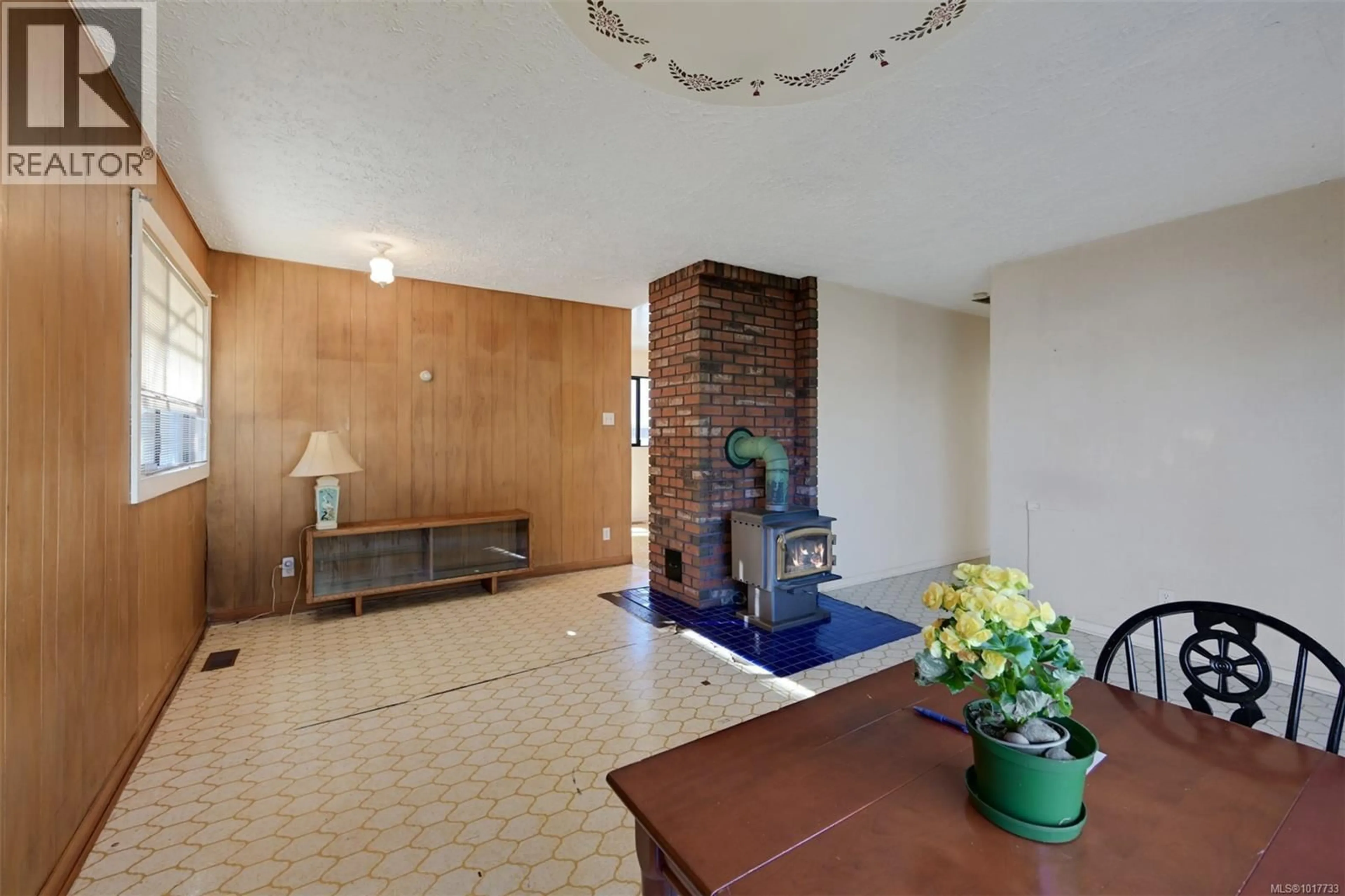 Indoor foyer for 2336 HOWARD STREET, Victoria British Columbia V8R4K7