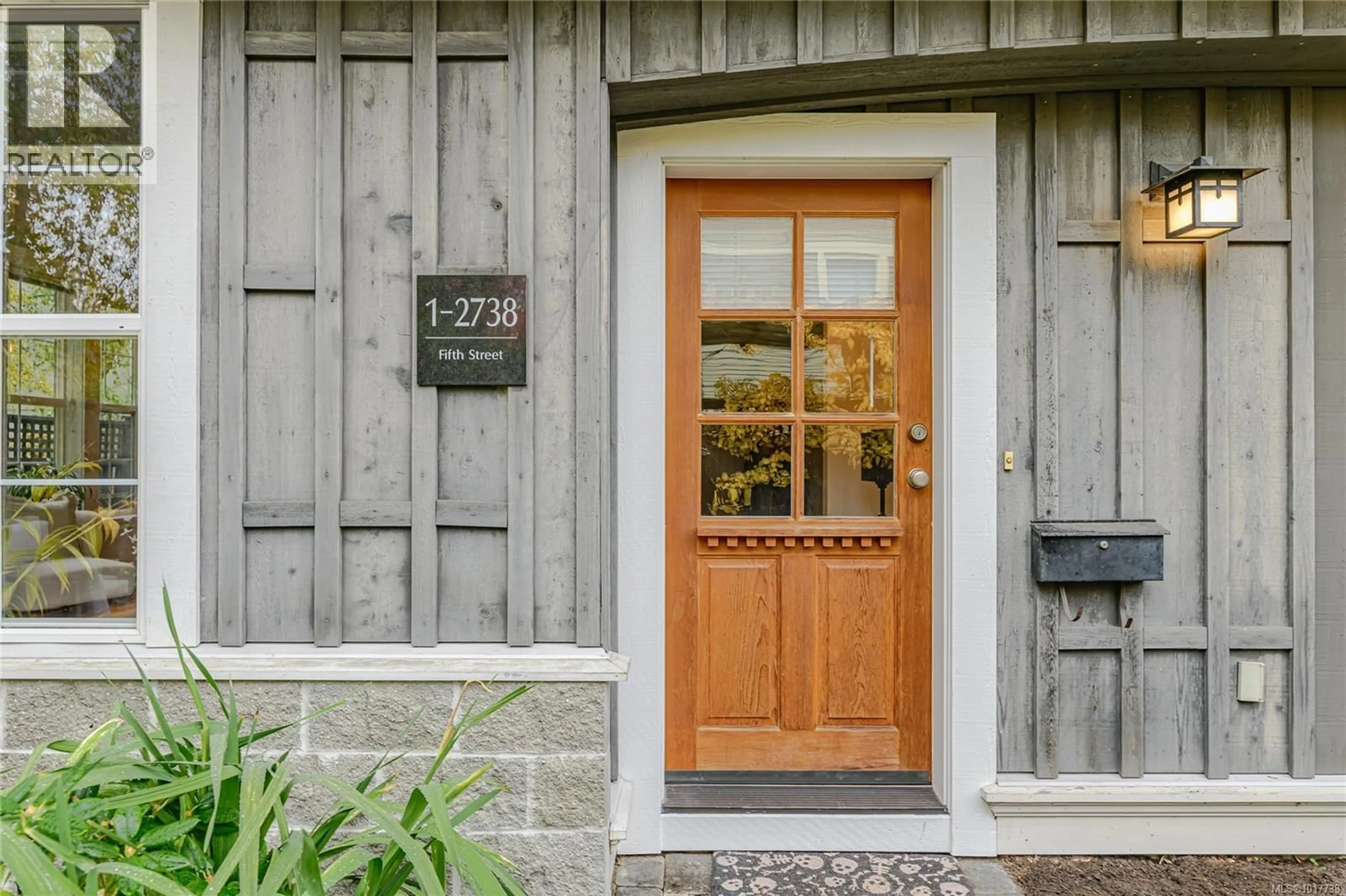 Indoor entryway for 1 - 2738 FIFTH STREET, Victoria British Columbia V8T4B2