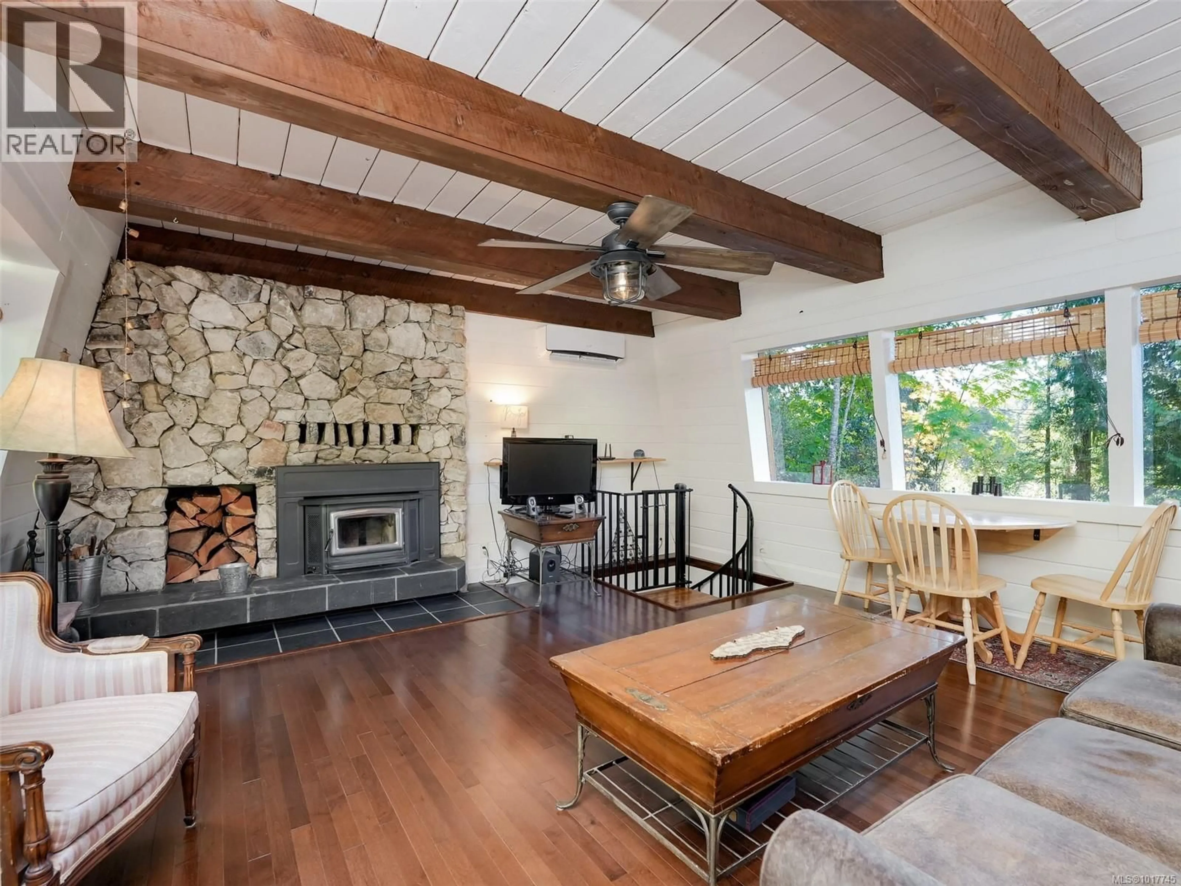 Living room with furniture, wood/laminate floor for 5530 RIVERBOTTOM ROAD, Duncan British Columbia V9L6J5