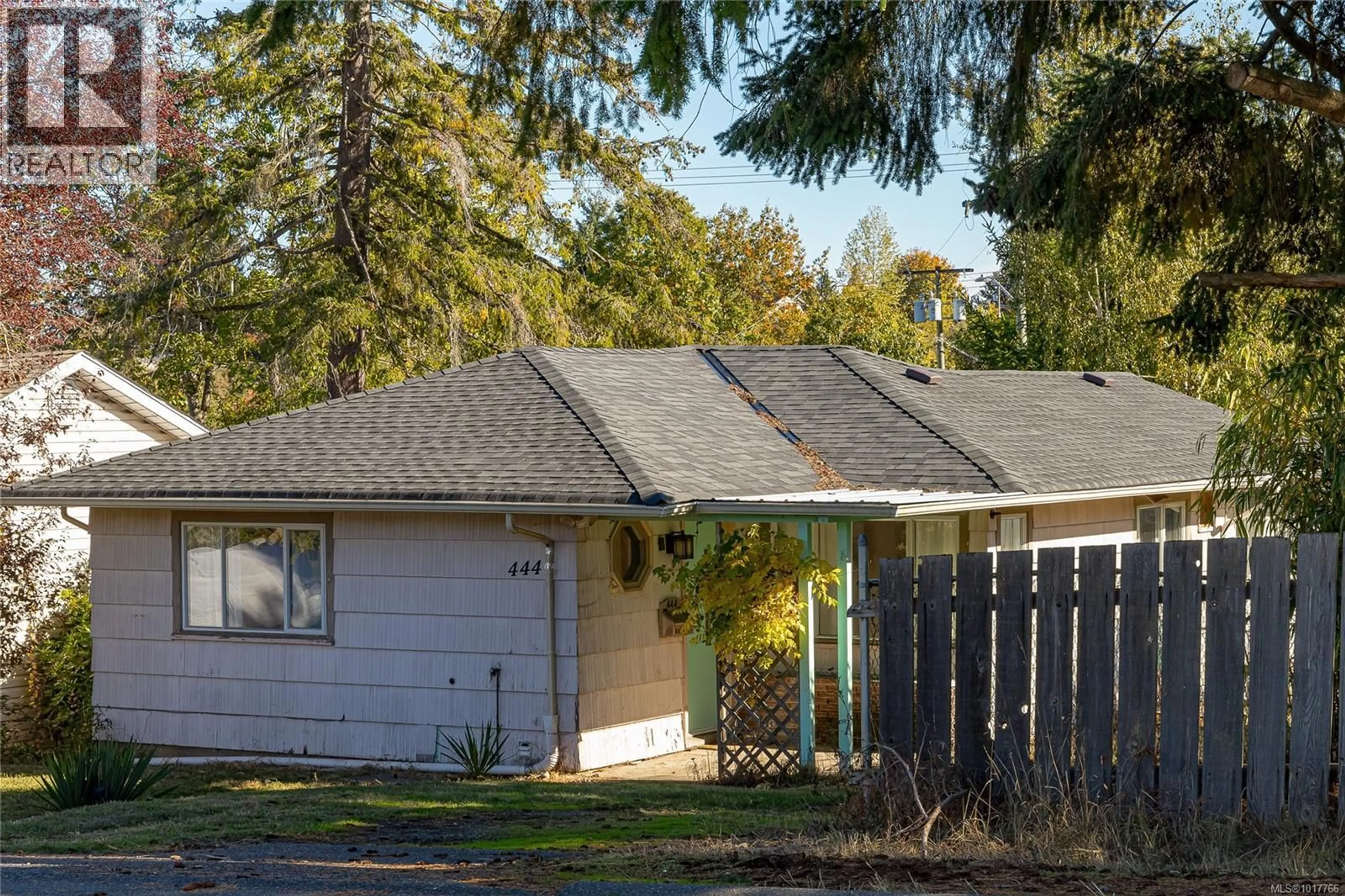 Home with vinyl exterior material, street for 444 HAMILTON AVENUE, Nanaimo British Columbia V9R4E8