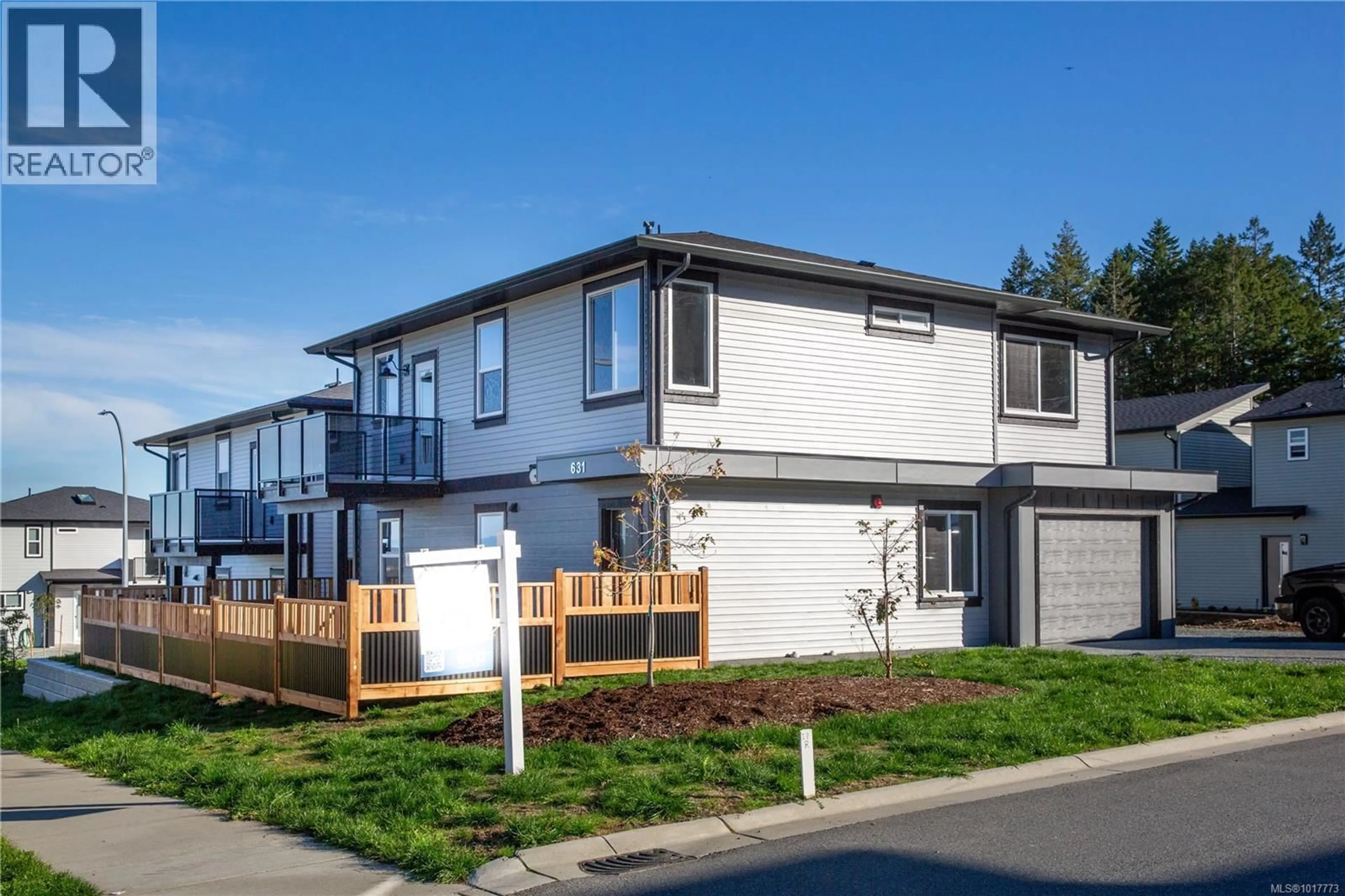 Home with vinyl exterior material, street for 631 EIGHTH STREET, Nanaimo British Columbia V9R6P1