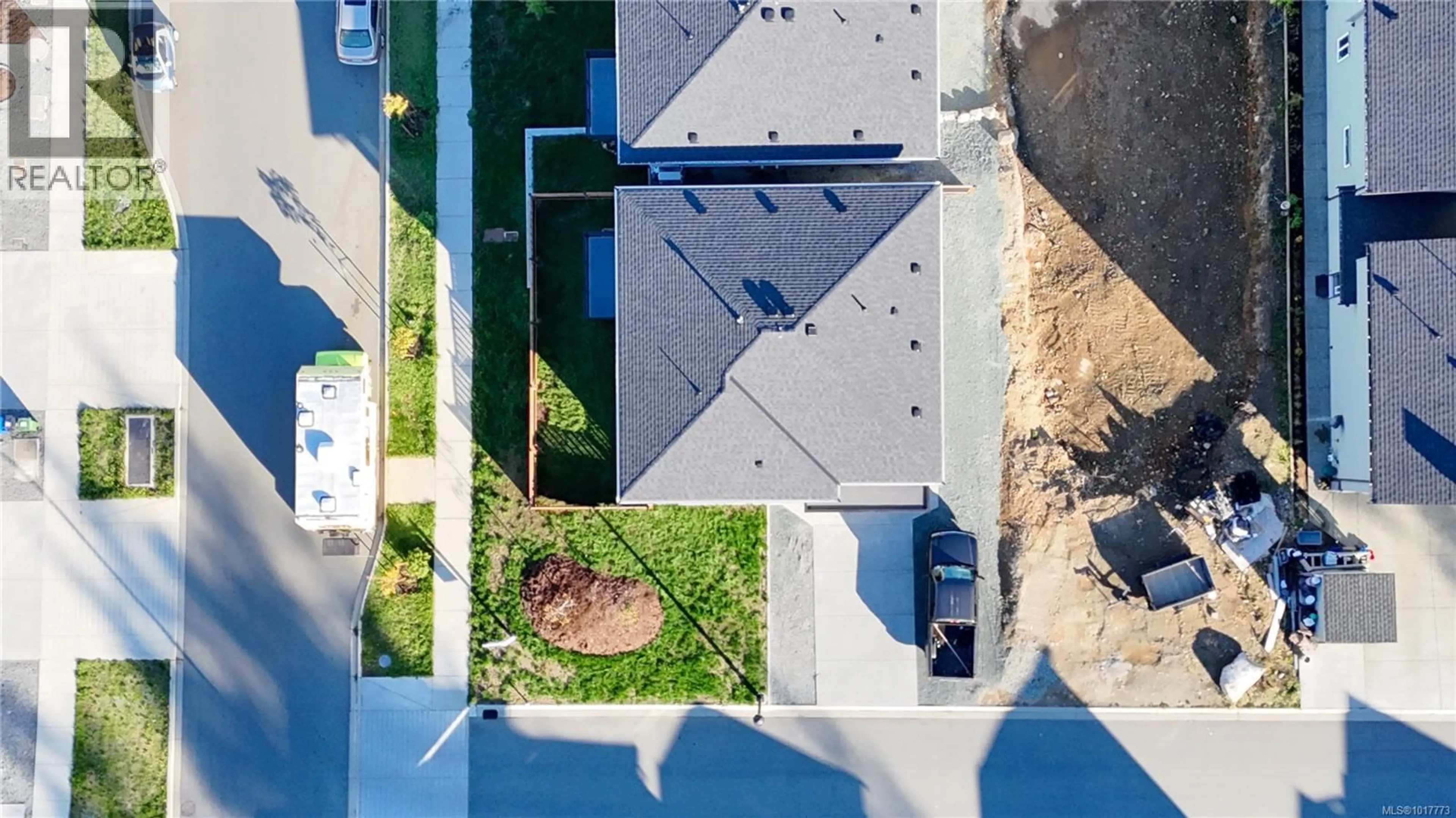 A pic from outside/outdoor area/front of a property/back of a property/a pic from drone, unknown for 631 EIGHTH STREET, Nanaimo British Columbia V9R6P1