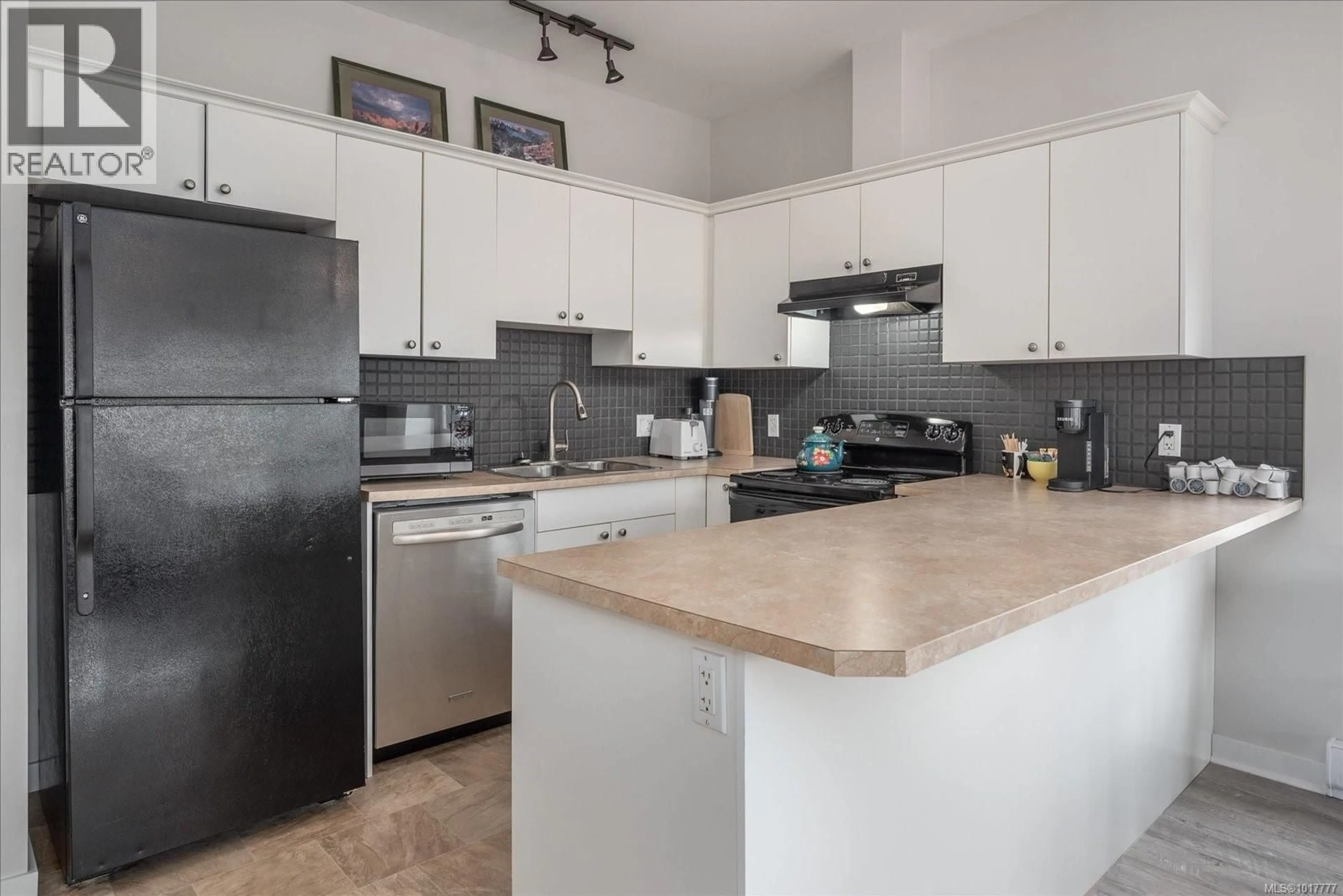 Standard kitchen, unknown for F - 16 HIGH STREET, Ladysmith British Columbia V9G1B4