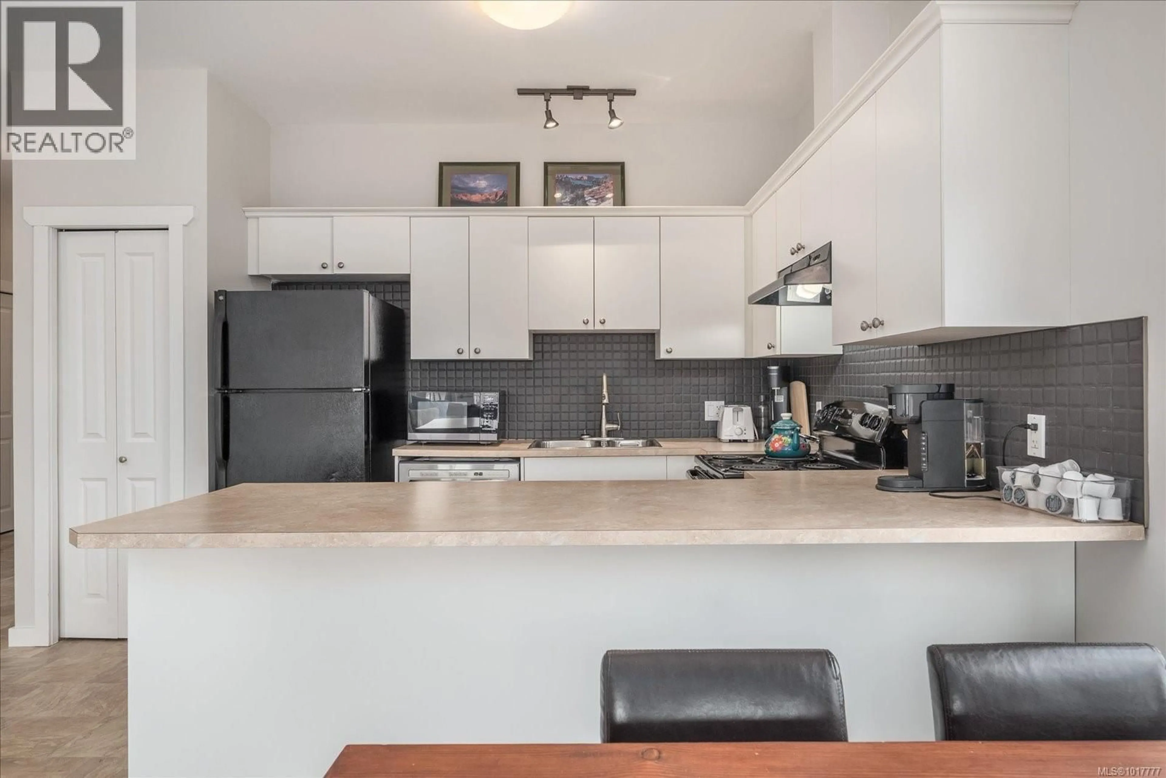 Standard kitchen, unknown for F - 16 HIGH STREET, Ladysmith British Columbia V9G1B4