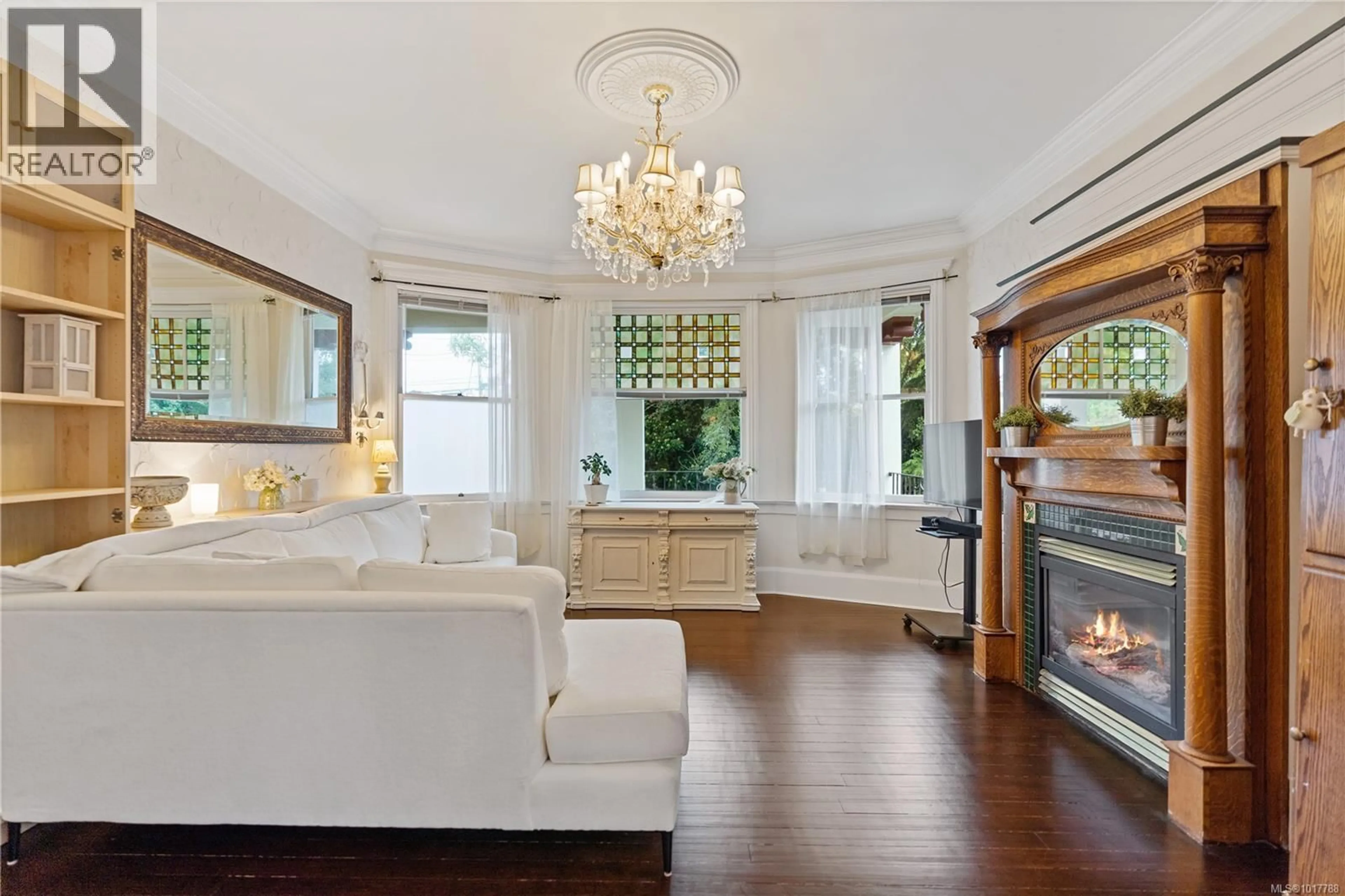 Living room with furniture, unknown for 101 - 1120 RICHARDSON STREET, Victoria British Columbia V8V3C8