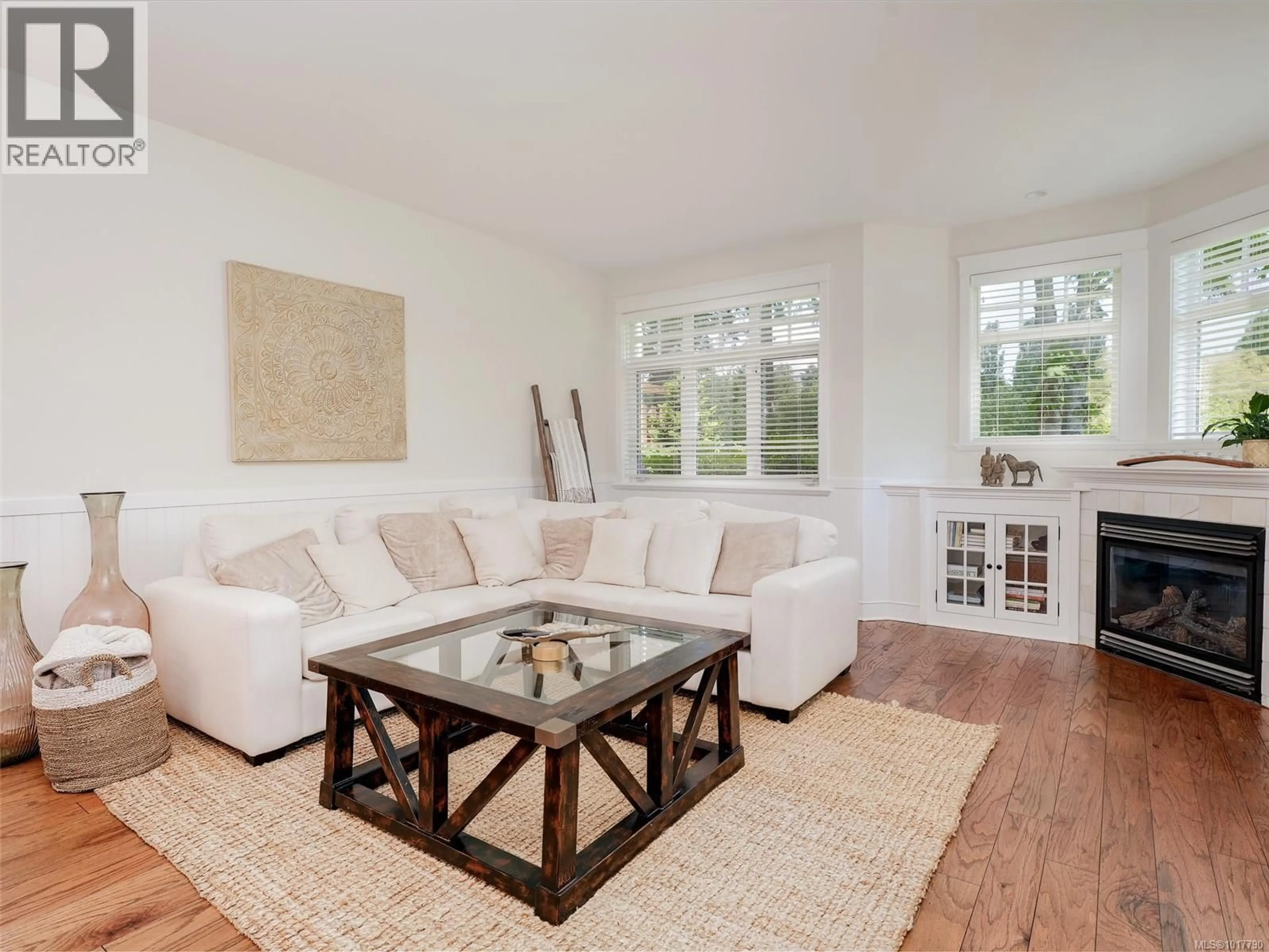 Living room with furniture, unknown for 569 CASELTON PLACE, Saanich British Columbia V8Z7Y5