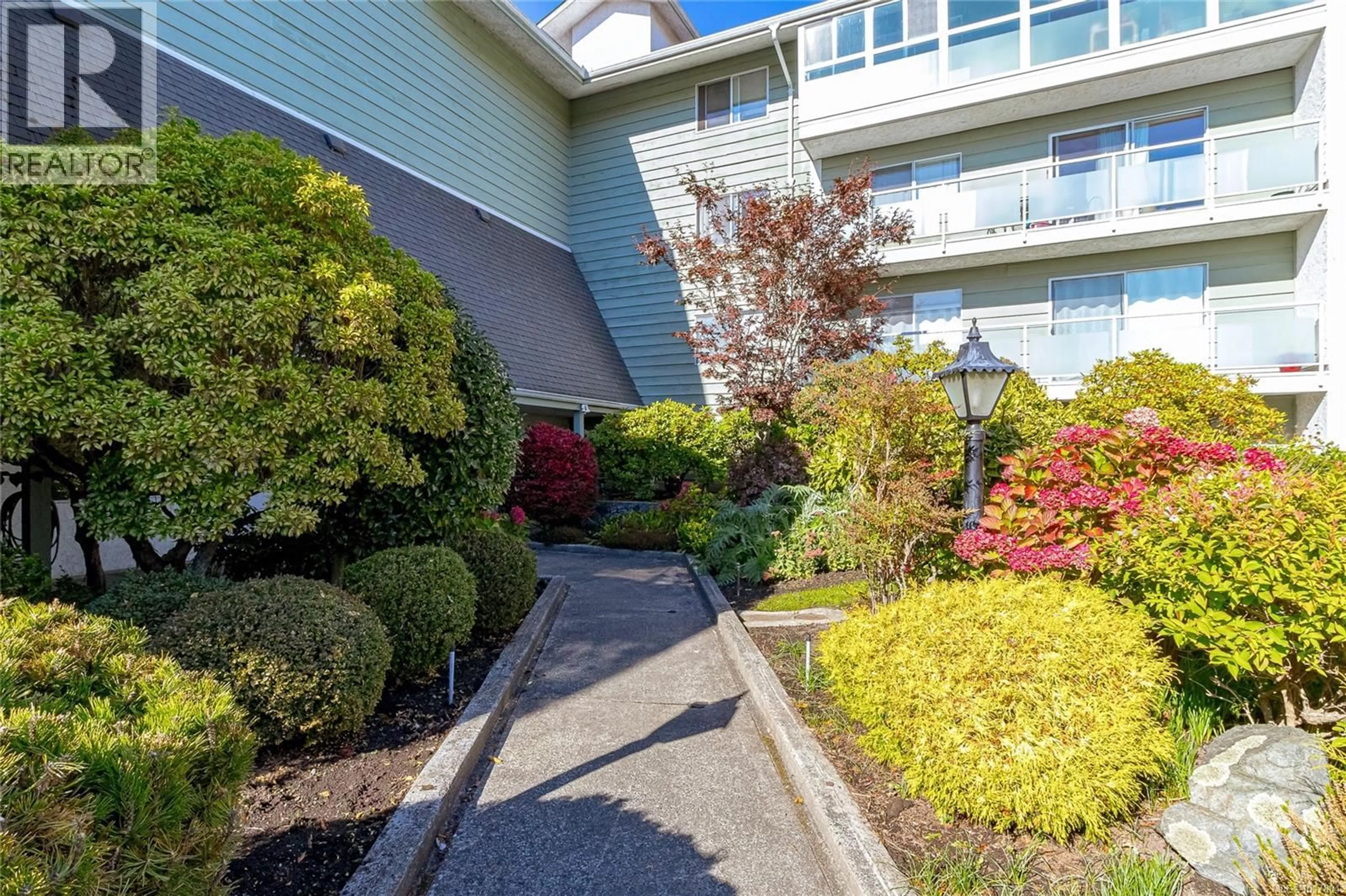Patio, street for 310 - 1490 GARNET ROAD, Saanich British Columbia V8P5L1