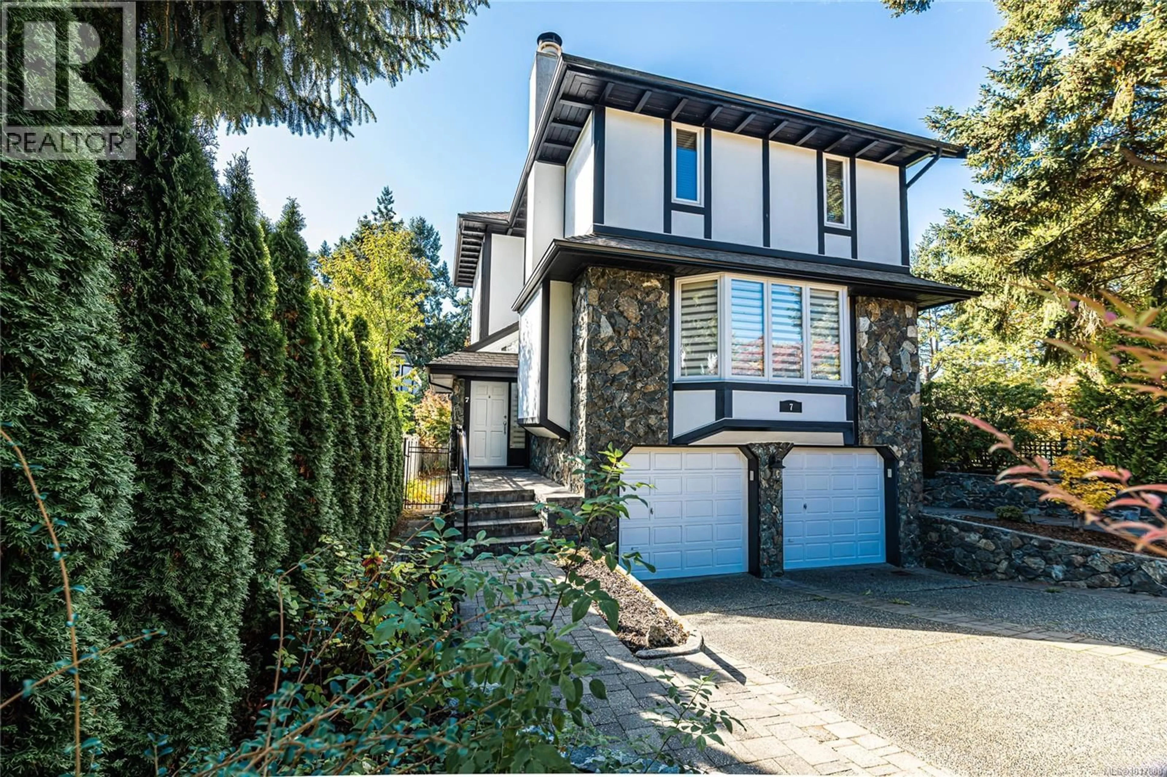 Home with vinyl exterior material, street for 7 GOVERNORS POINT ROAD, View Royal British Columbia V9B5L8