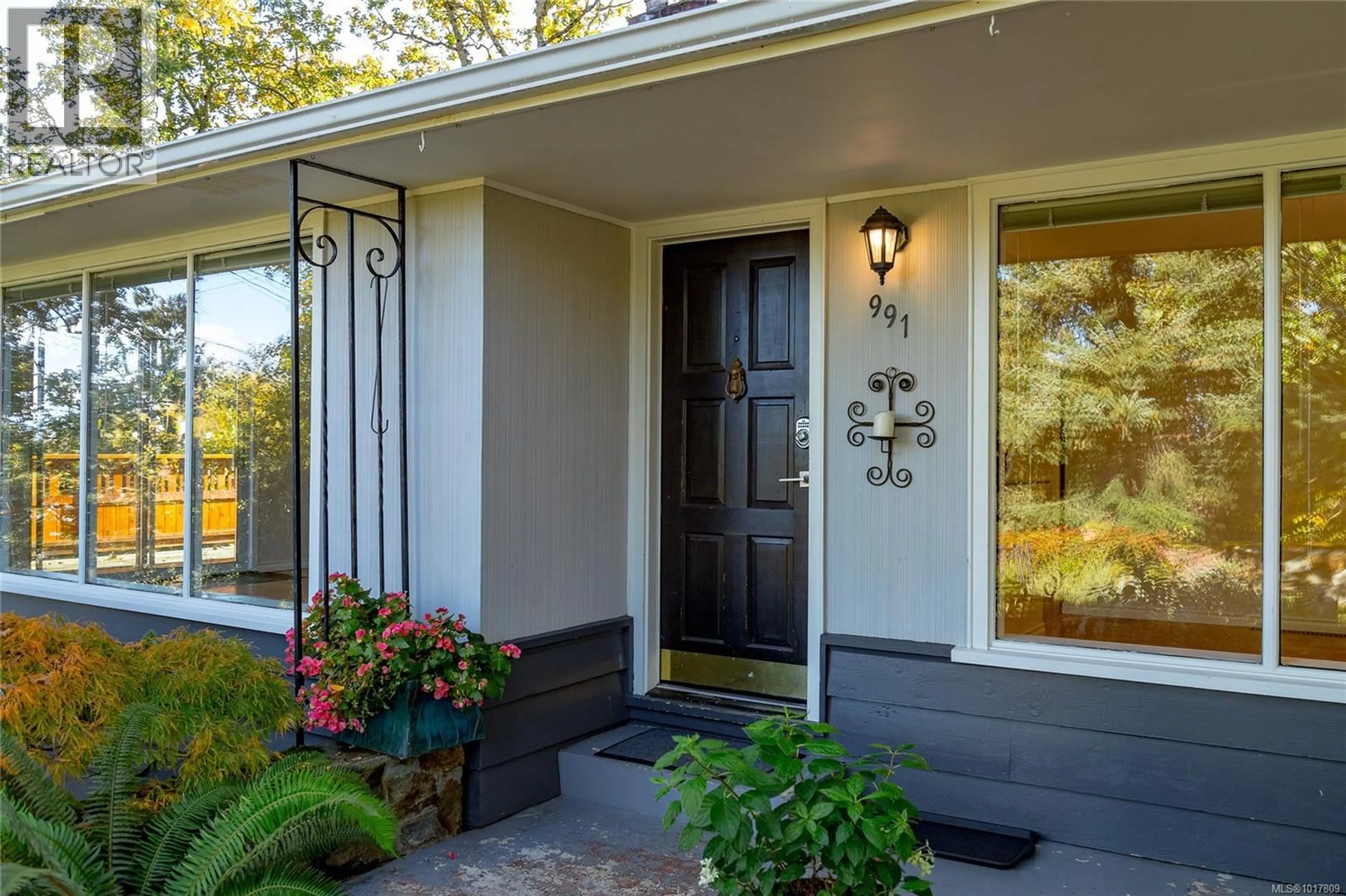 Indoor entryway for 991 SNOWDROP AVENUE, Saanich British Columbia V8Z2N6