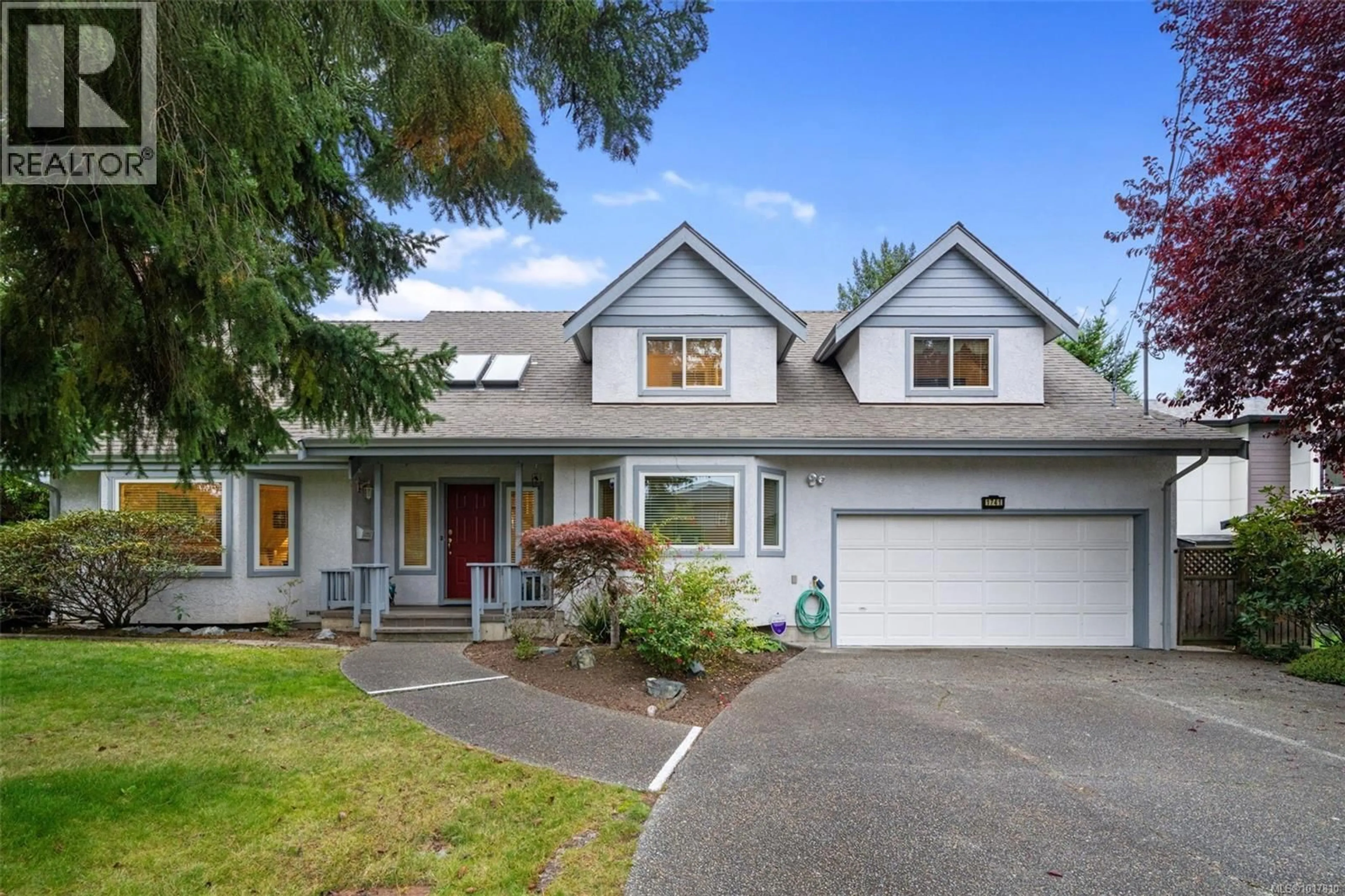 Home with vinyl exterior material, street for 1741 BARRIE ROAD, Saanich British Columbia V8N2W4