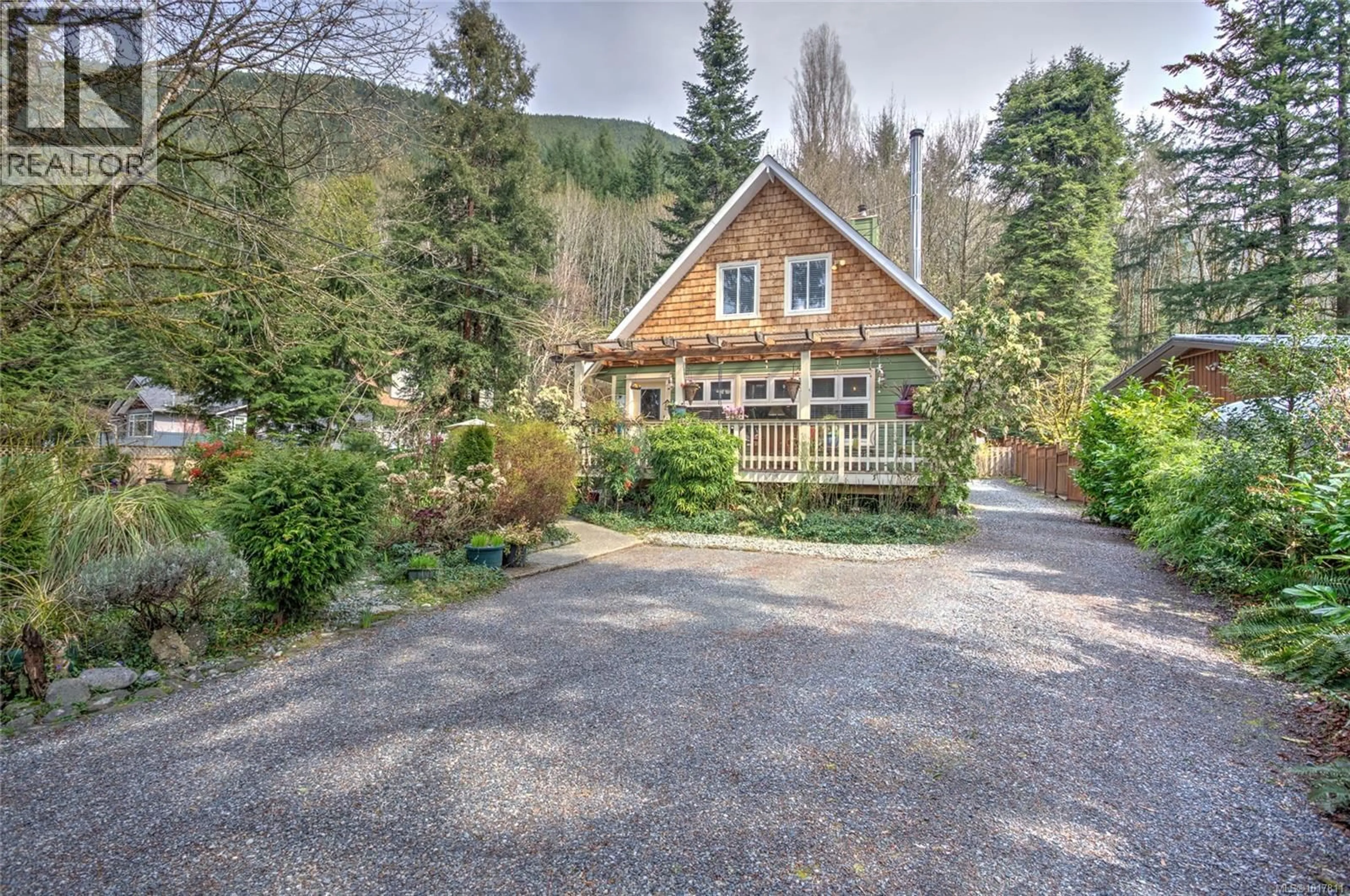 A pic from outside/outdoor area/front of a property/back of a property/a pic from drone, unknown for 7777 SUNSET DRIVE, Lake Cowichan British Columbia V0R3E1