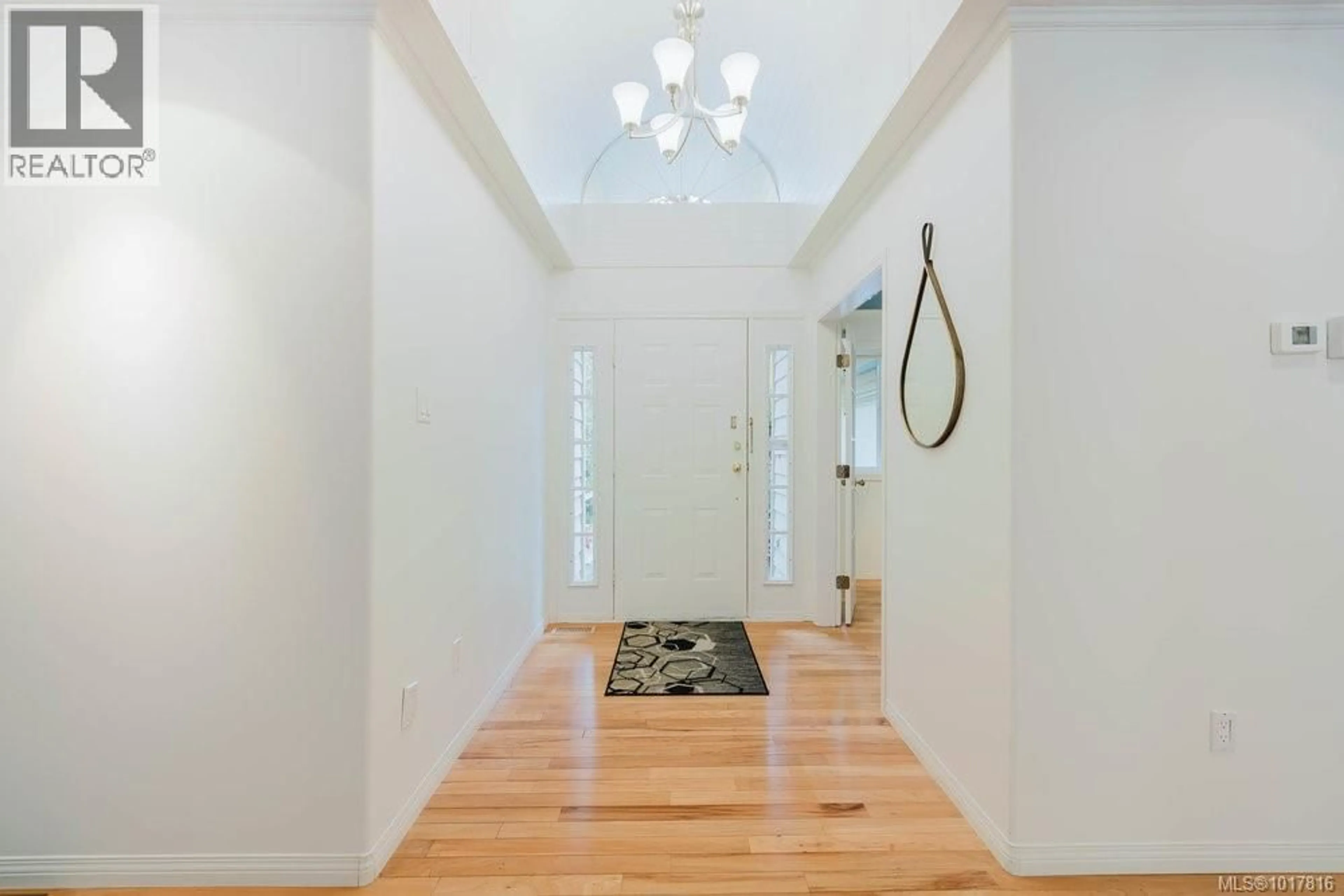 Indoor entryway for 4724 LOCHSIDE DRIVE, Saanich British Columbia V8Y3B6