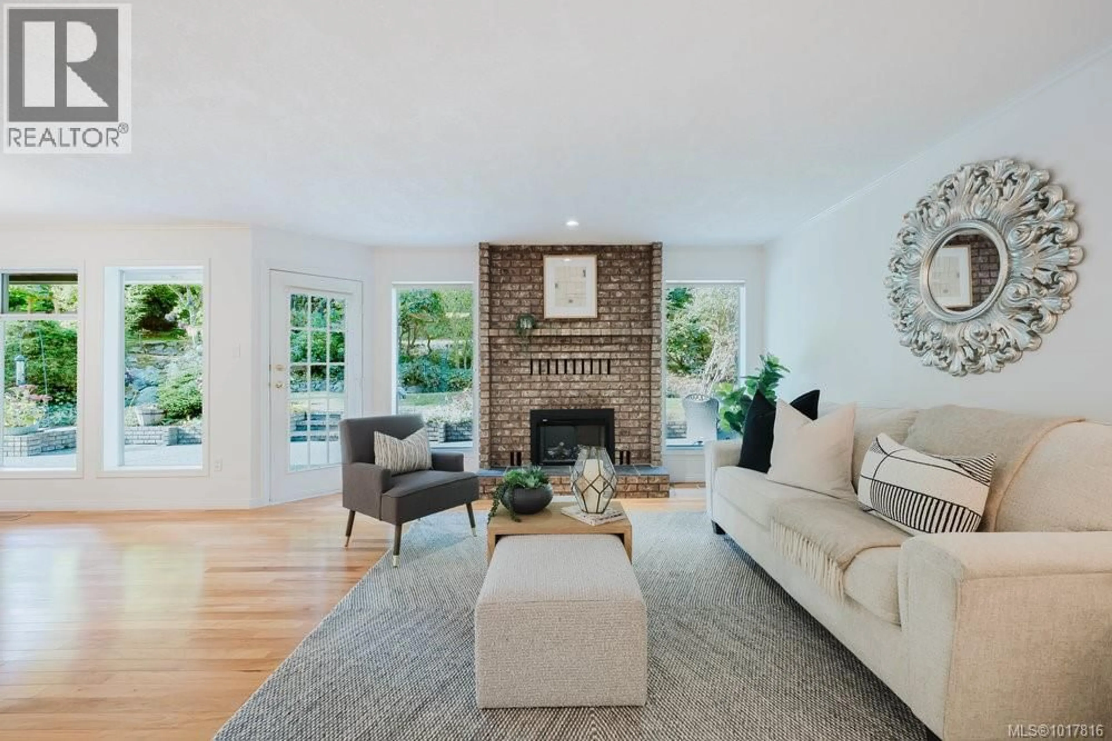 Living room with furniture, unknown for 4724 LOCHSIDE DRIVE, Saanich British Columbia V8Y3B6