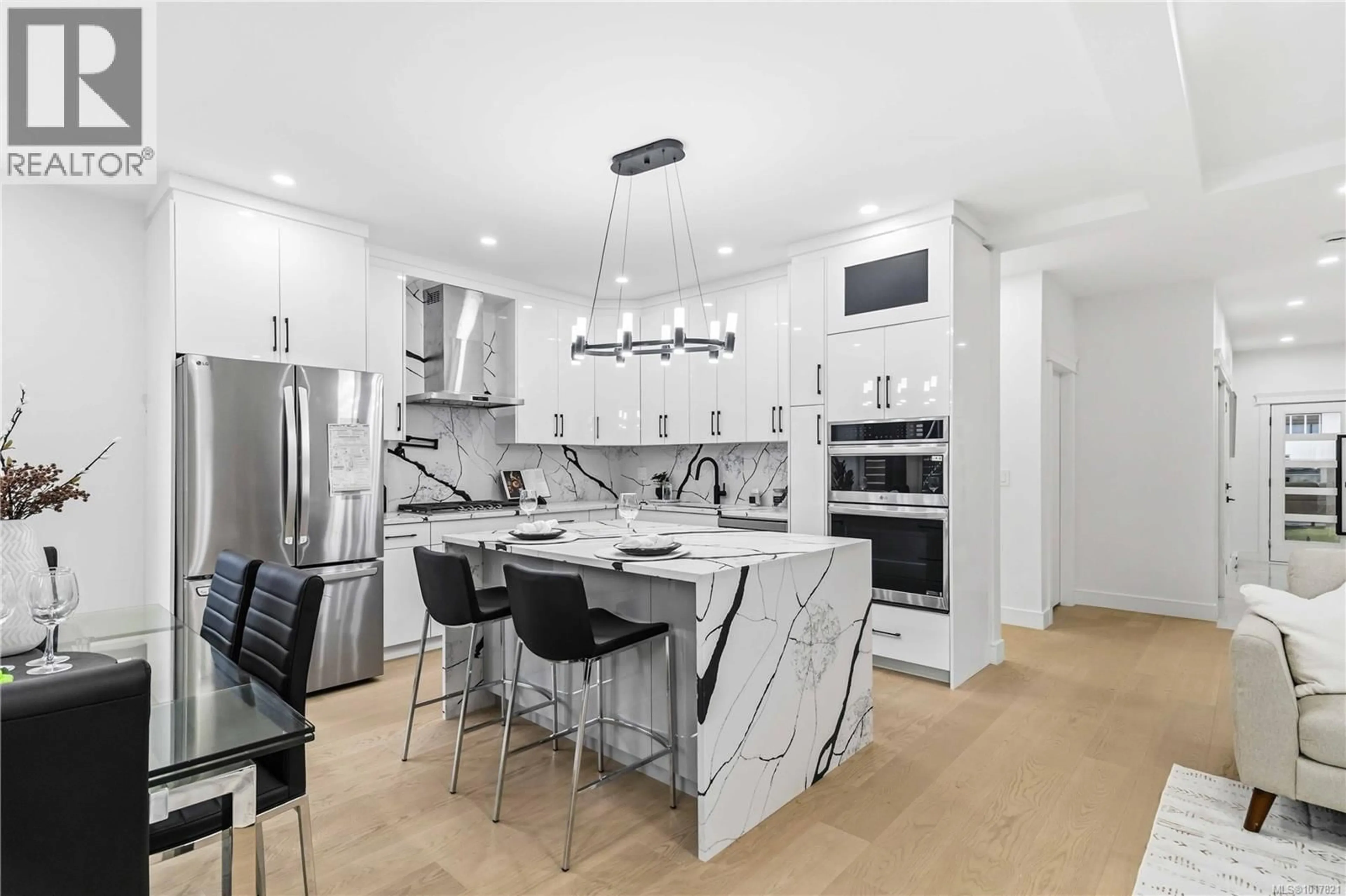 Open concept kitchen, ceramic/tile floor for 669 CANTERBURY ROAD, Saanich British Columbia V8Z1Z8