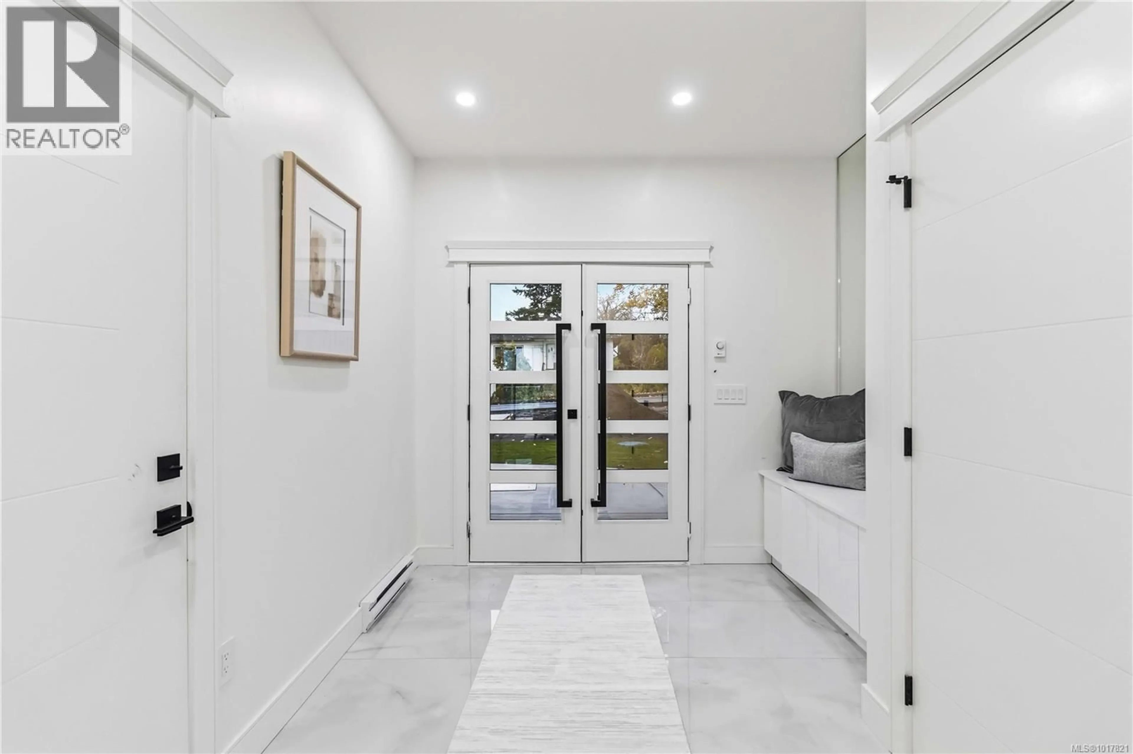 Indoor entryway for 669 CANTERBURY ROAD, Saanich British Columbia V8Z1Z8