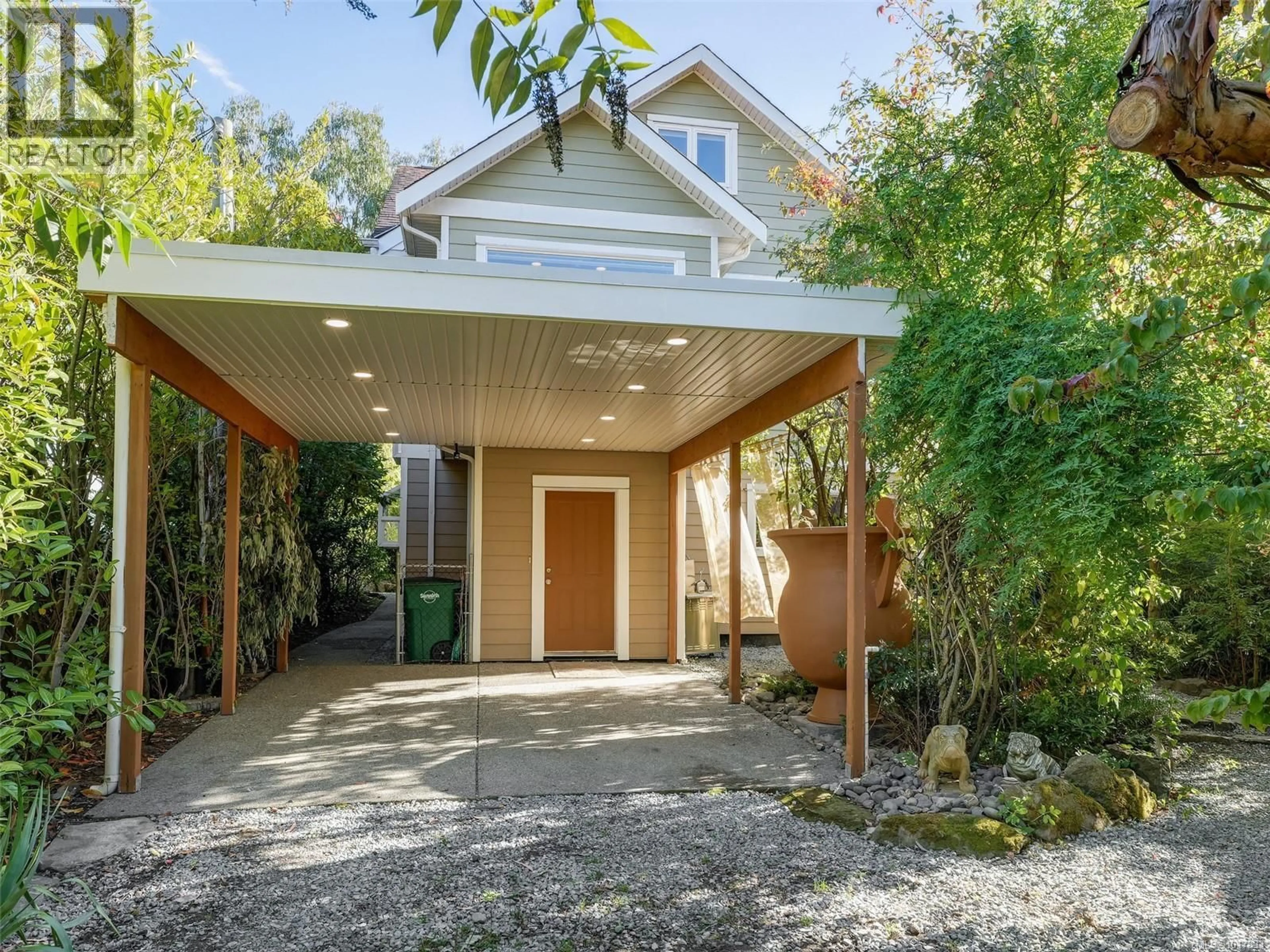 Indoor entryway for 3221 WASCANA STREET, Saanich British Columbia V8Z3T7