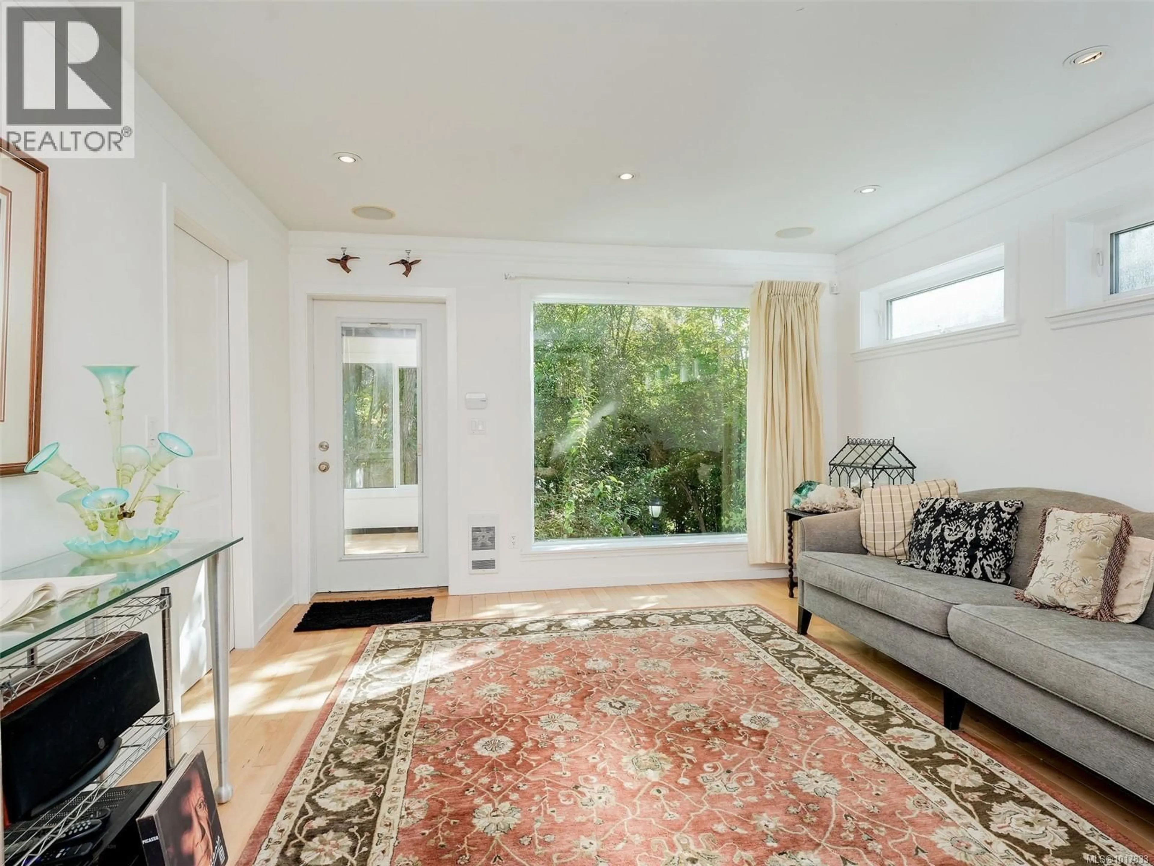 Living room with furniture, carpet floor for 3221 WASCANA STREET, Saanich British Columbia V8Z3T7
