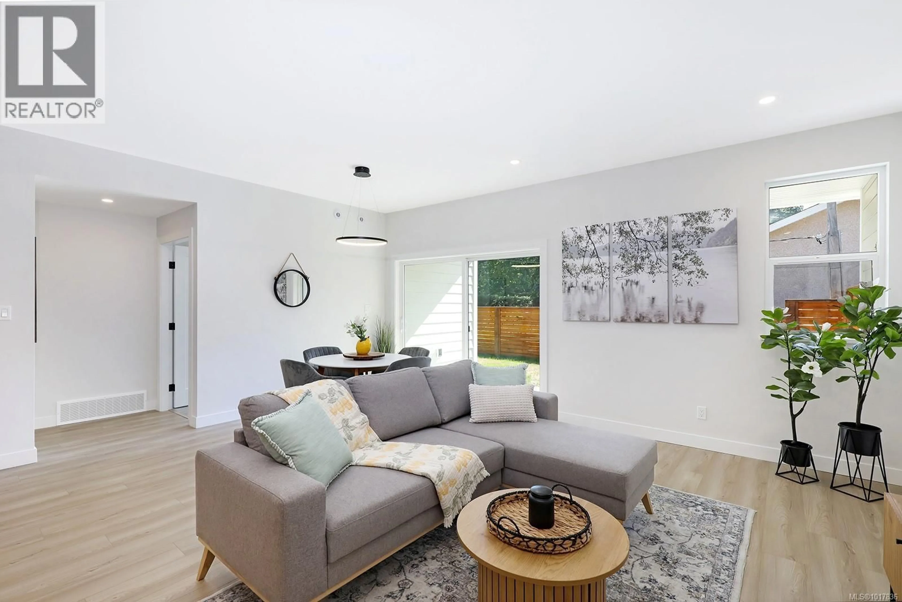 Living room with furniture, unknown for 1 - 1505 CROATION ROAD, Campbell River British Columbia V9W3T4