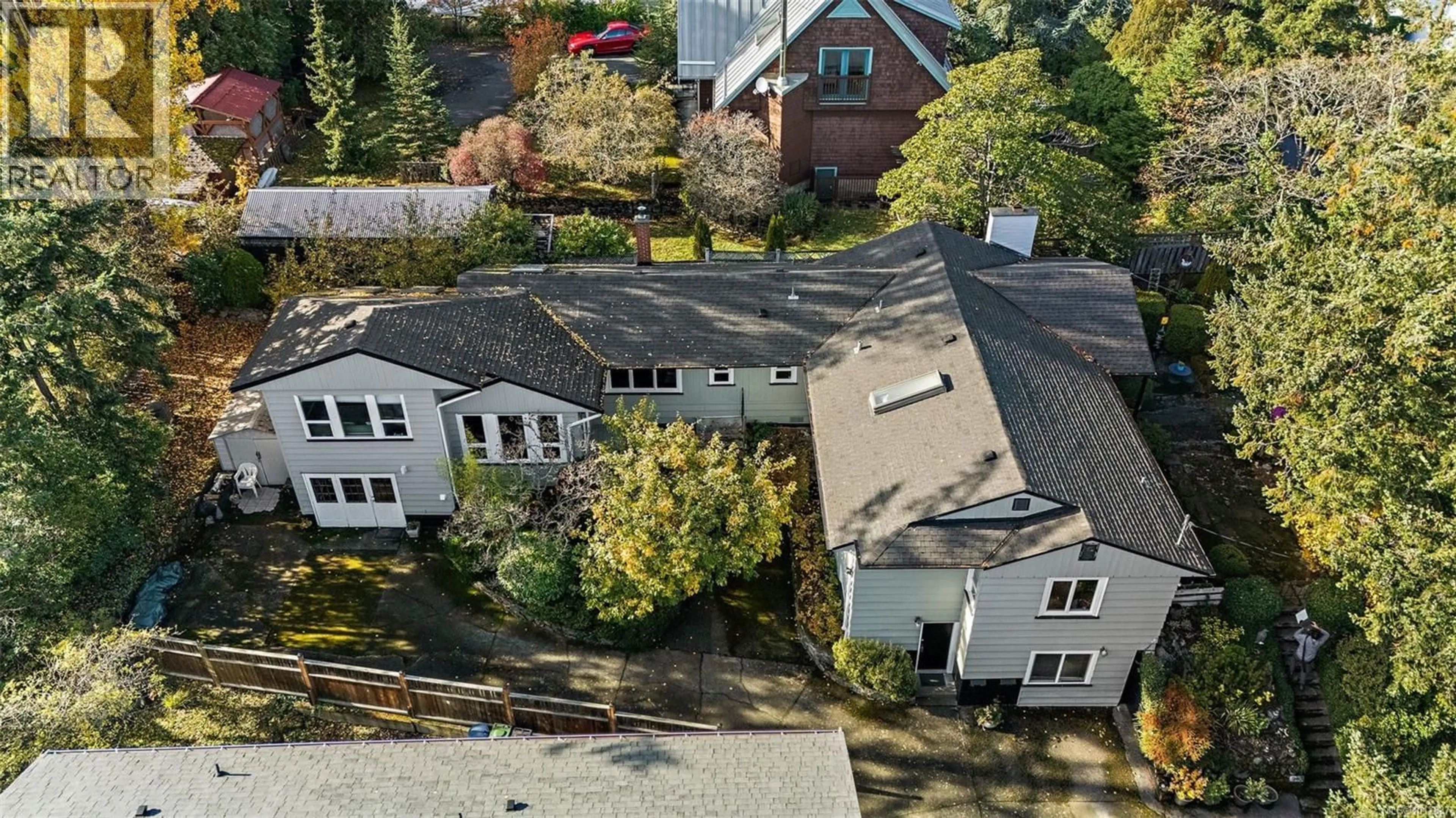 A pic from outside/outdoor area/front of a property/back of a property/a pic from drone, street for 943 SELKIRK AVENUE, Esquimalt British Columbia V9A2V2