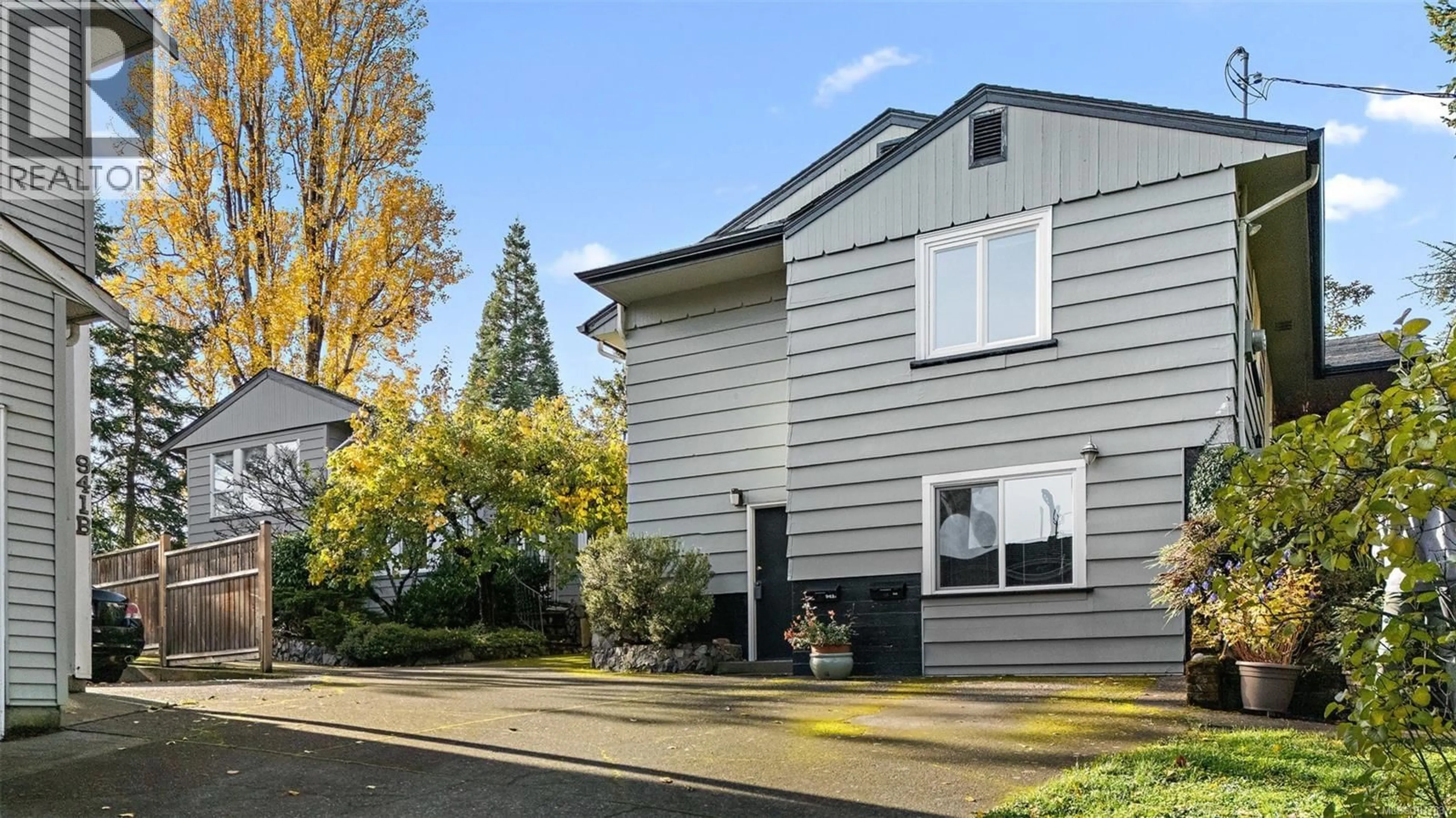 Home with vinyl exterior material, street for 943 SELKIRK AVENUE, Esquimalt British Columbia V9A2V2