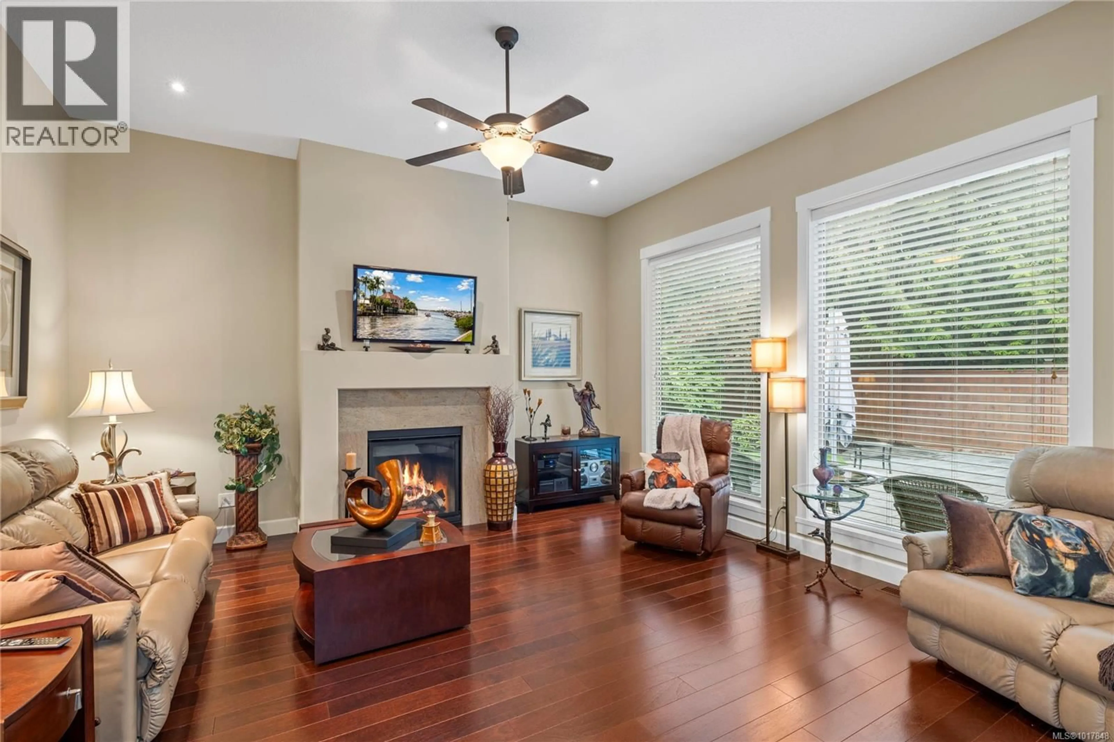 Living room with furniture, unknown for 983 WINDRIDGE PLACE, French Creek British Columbia V9P1T1