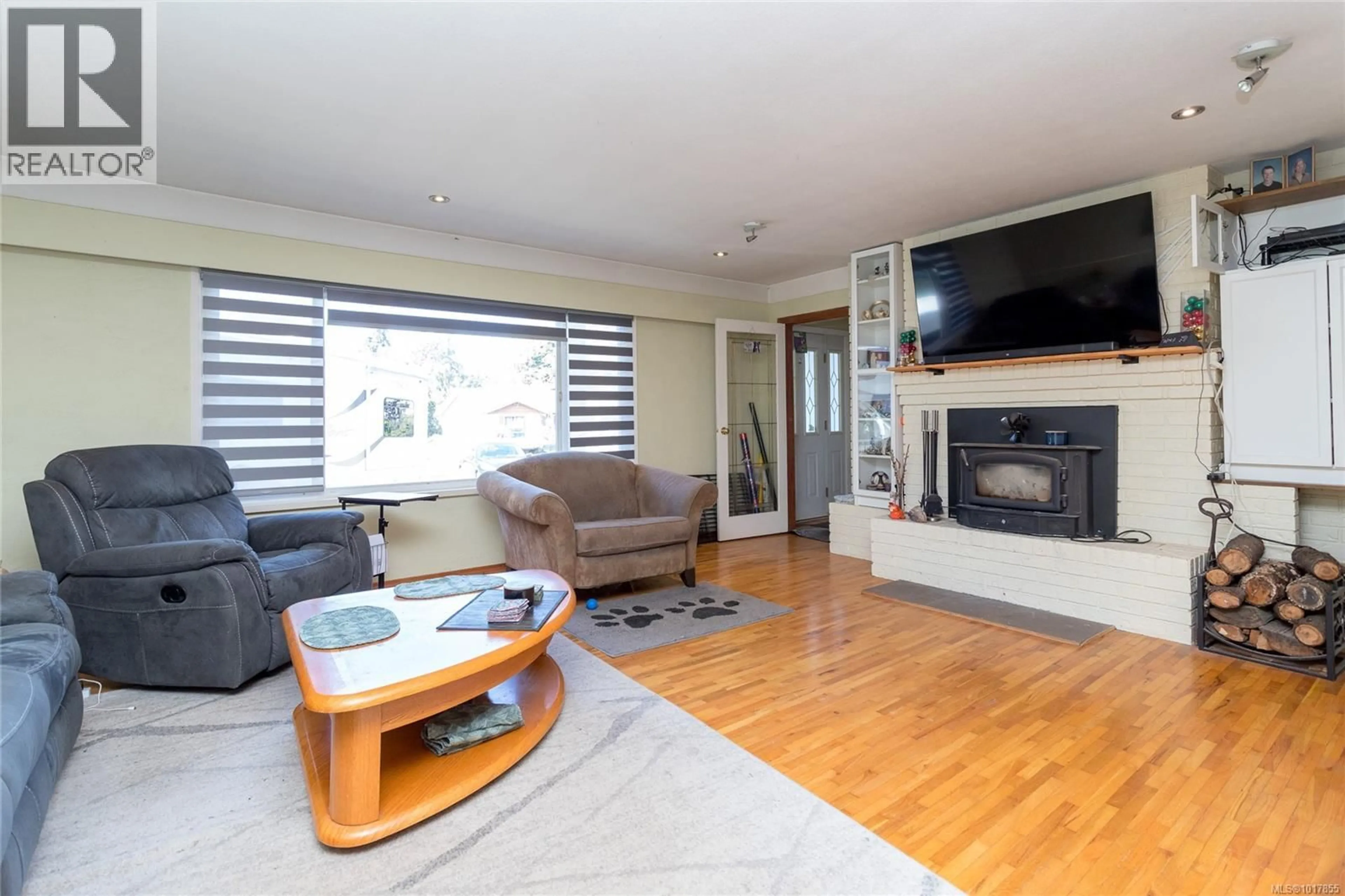 Living room with furniture, wood/laminate floor for 3359 SUMMERHILL CRESCENT, Colwood British Columbia V9C2G9