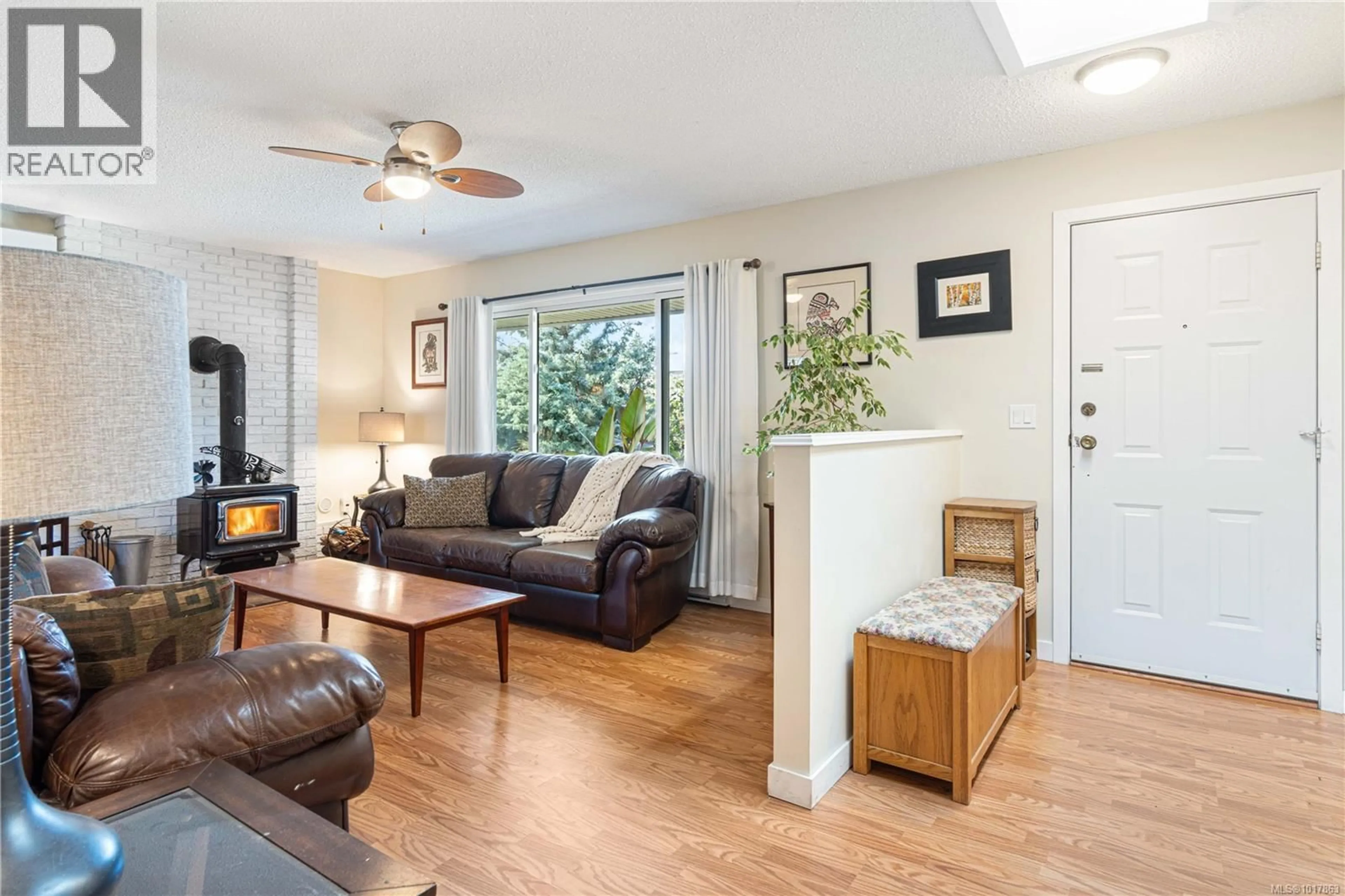 Living room with furniture, wood/laminate floor for 691 BRICE AVENUE, Parksville British Columbia V9P1G8