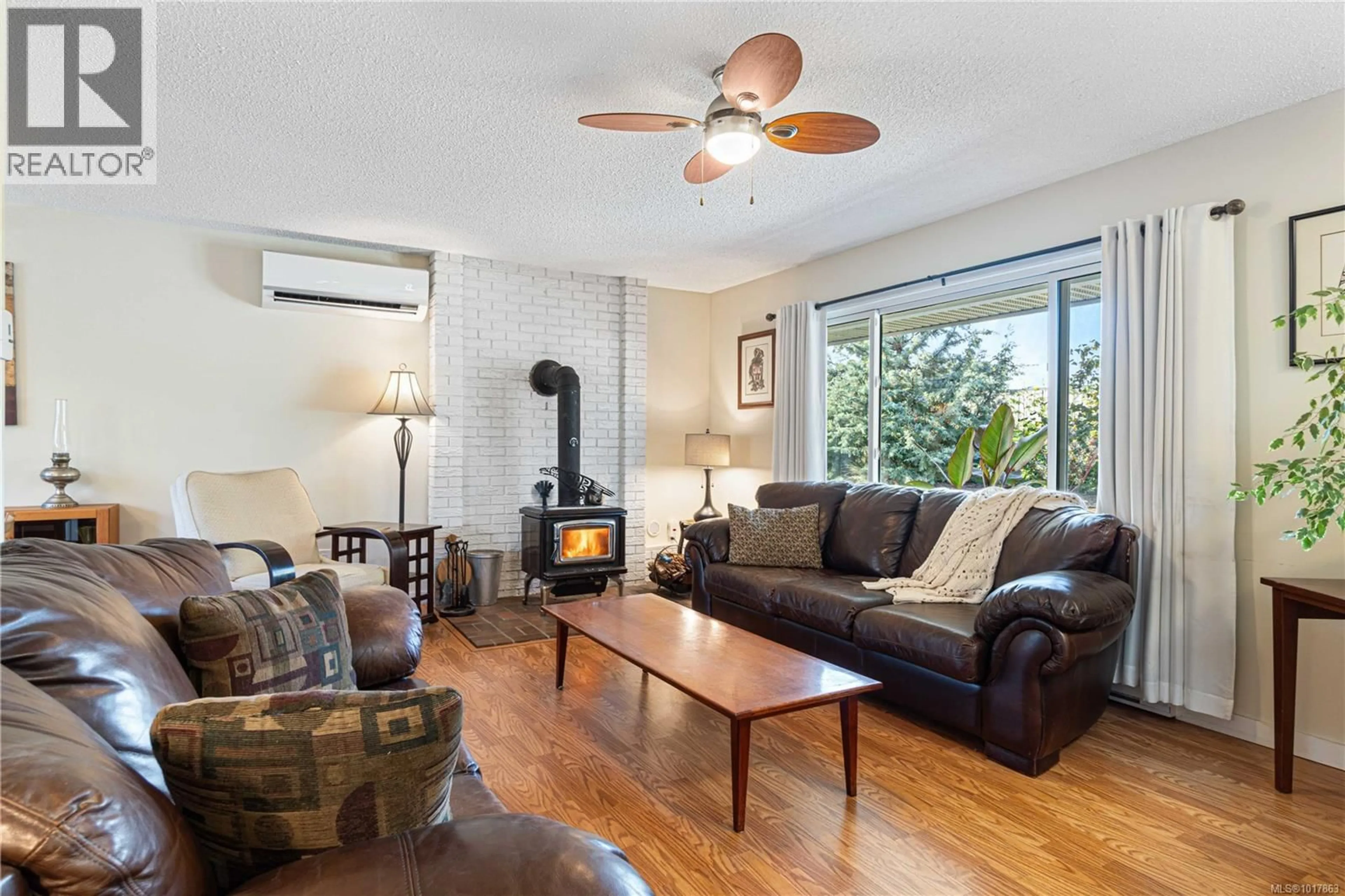Living room with furniture, wood/laminate floor for 691 BRICE AVENUE, Parksville British Columbia V9P1G8