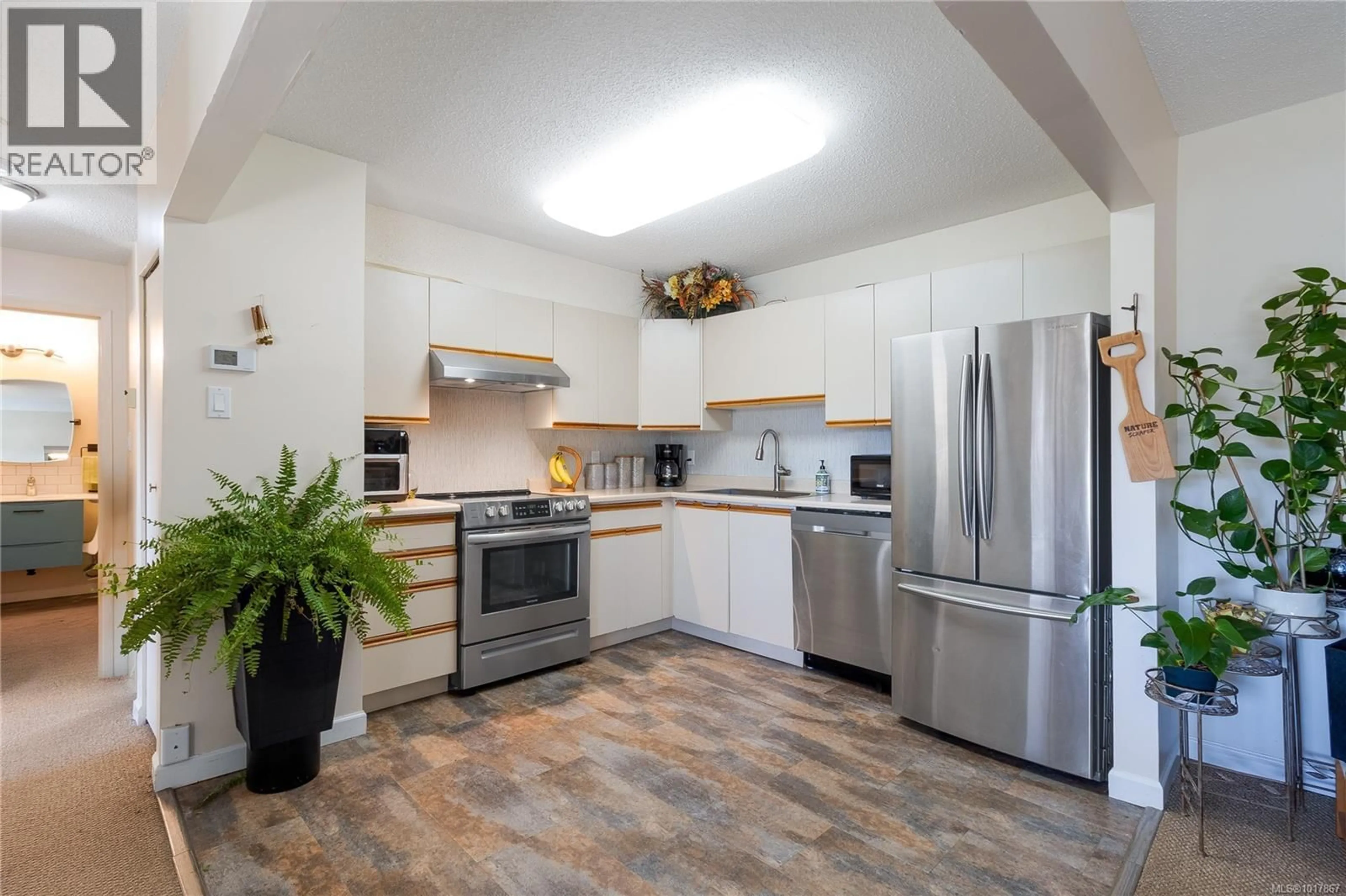 Standard kitchen, ceramic/tile floor for 424 - 6711 DOVER ROAD, Nanaimo British Columbia V9V1L9