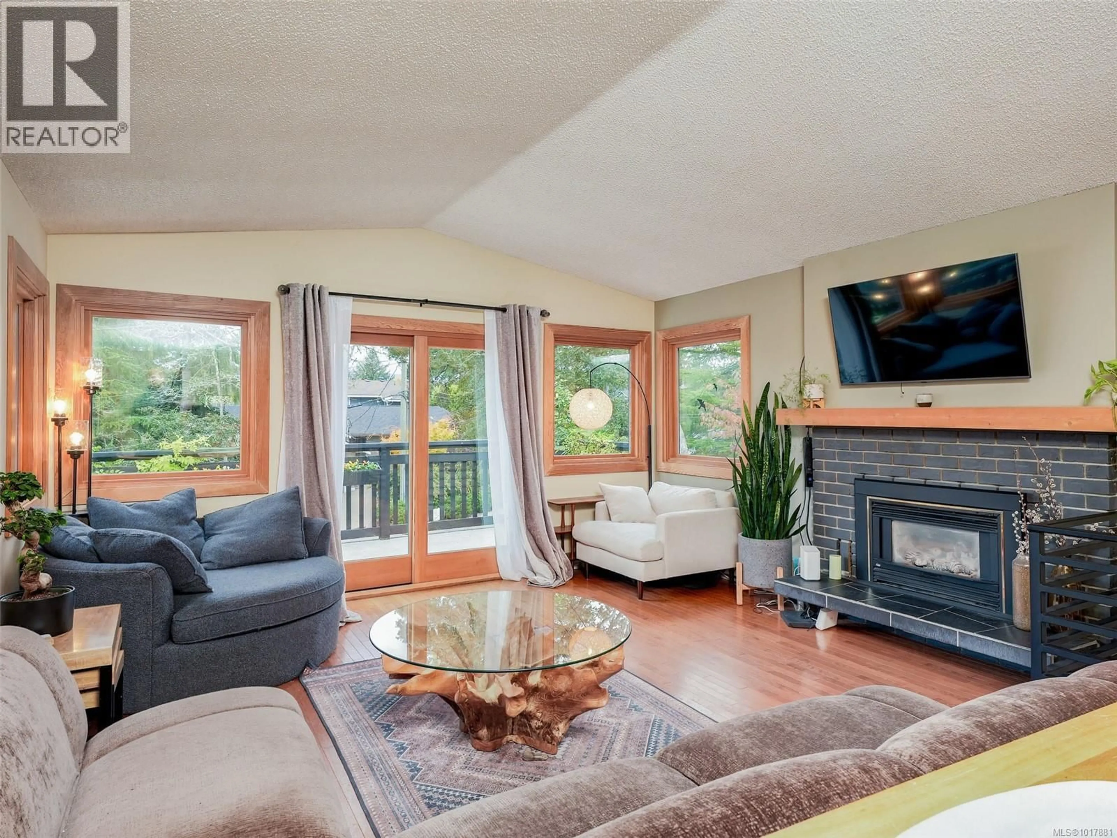 Living room with furniture, wood/laminate floor for 6665 TRUDEAU TERRACE, Central Saanich British Columbia V8W1A3