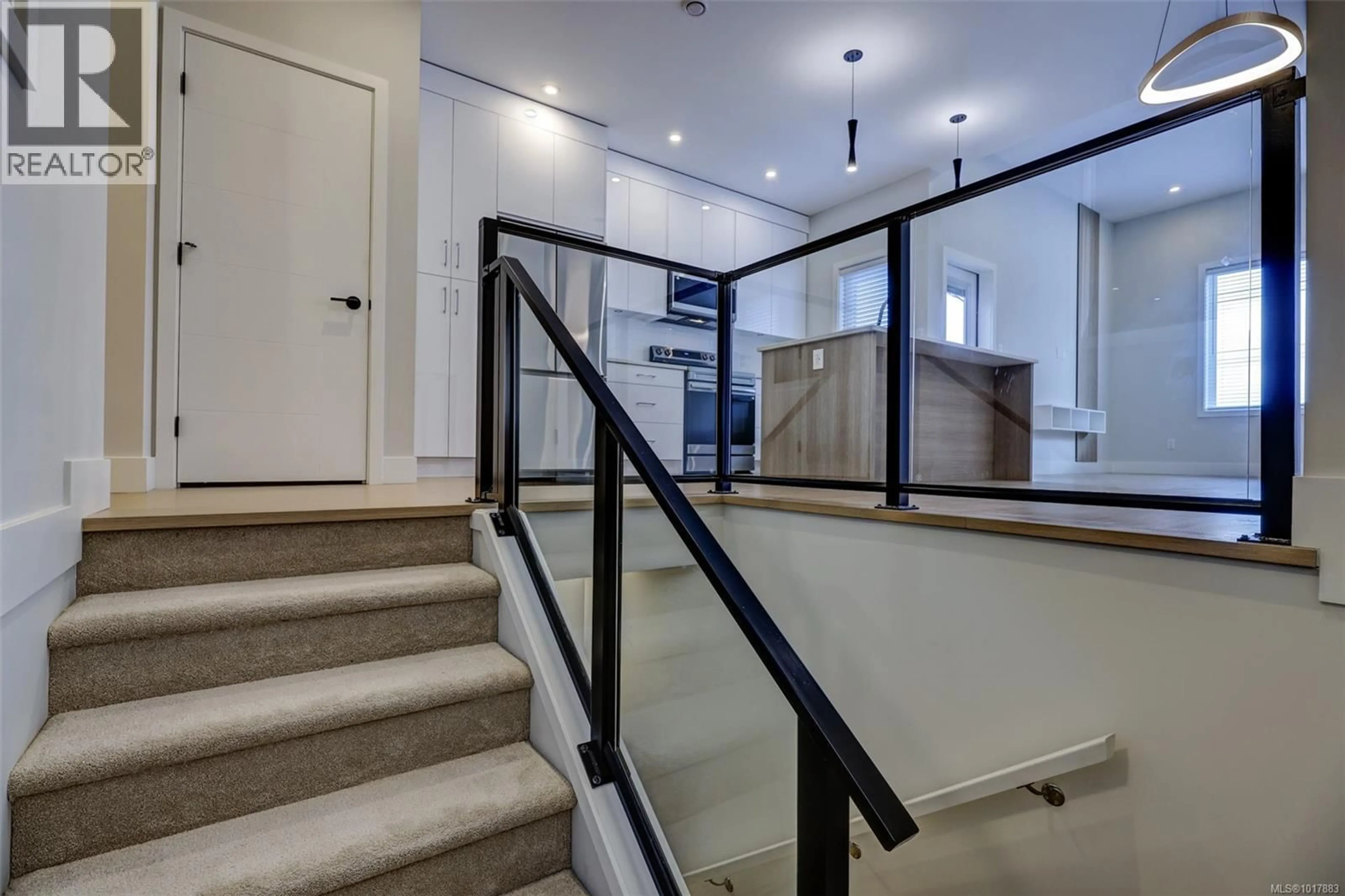 Indoor foyer for 1527 MARBAN ROAD, Nanaimo British Columbia V9X1A1