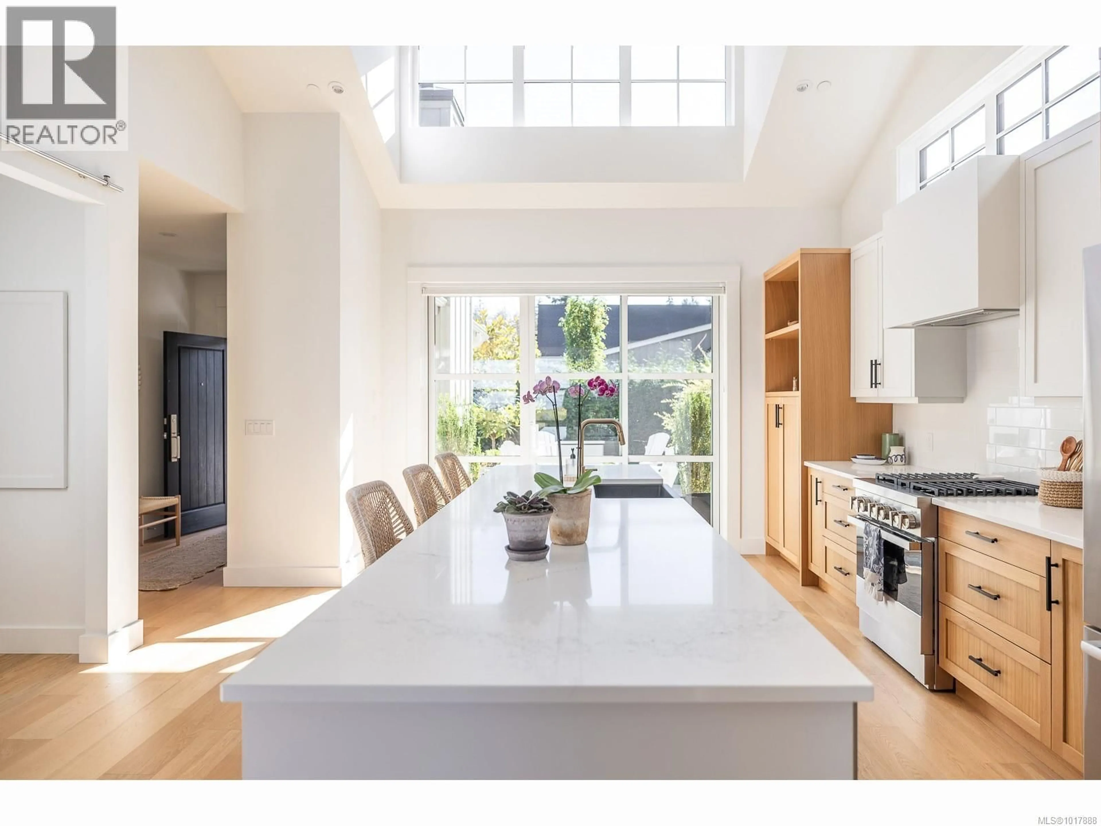 Contemporary kitchen, unknown for 871 CLAYMORE CRESCENT, Qualicum Beach British Columbia V9K0A9