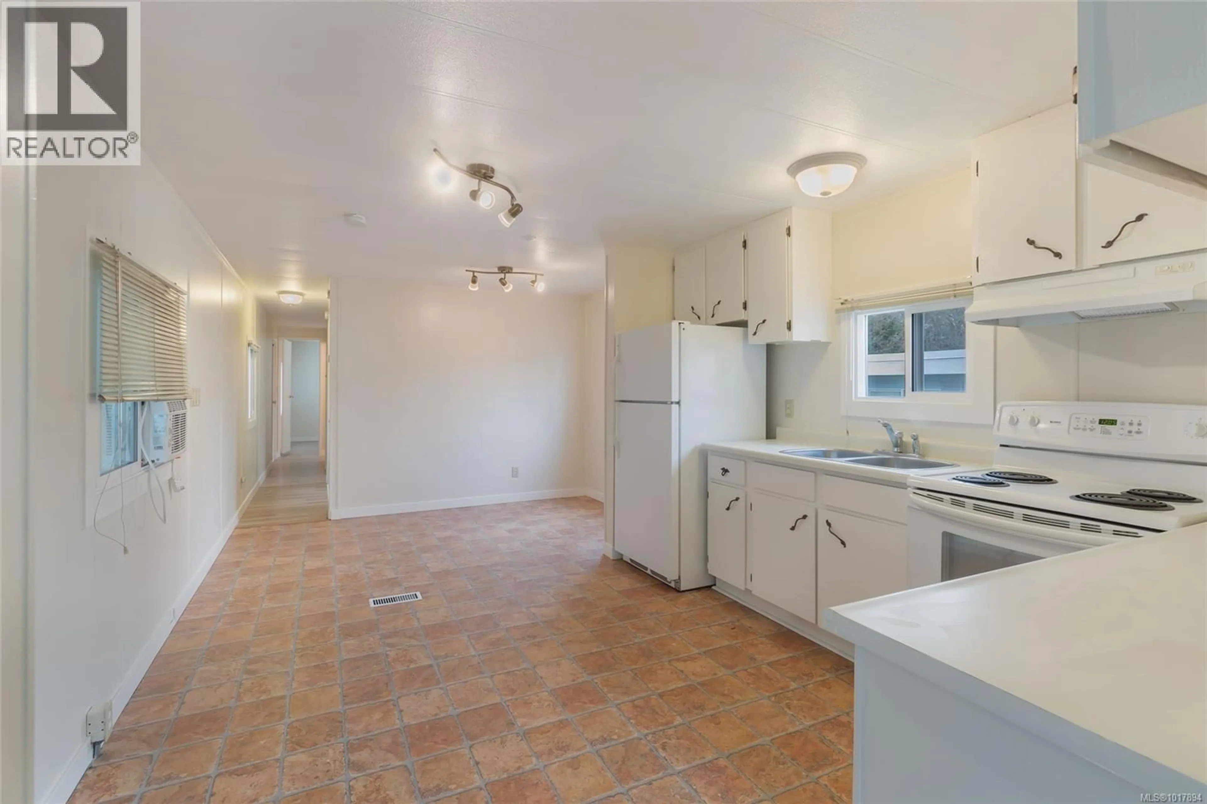 Standard kitchen, ceramic/tile floor for 38 HONEY DRIVE, Nanaimo British Columbia V9R5N1