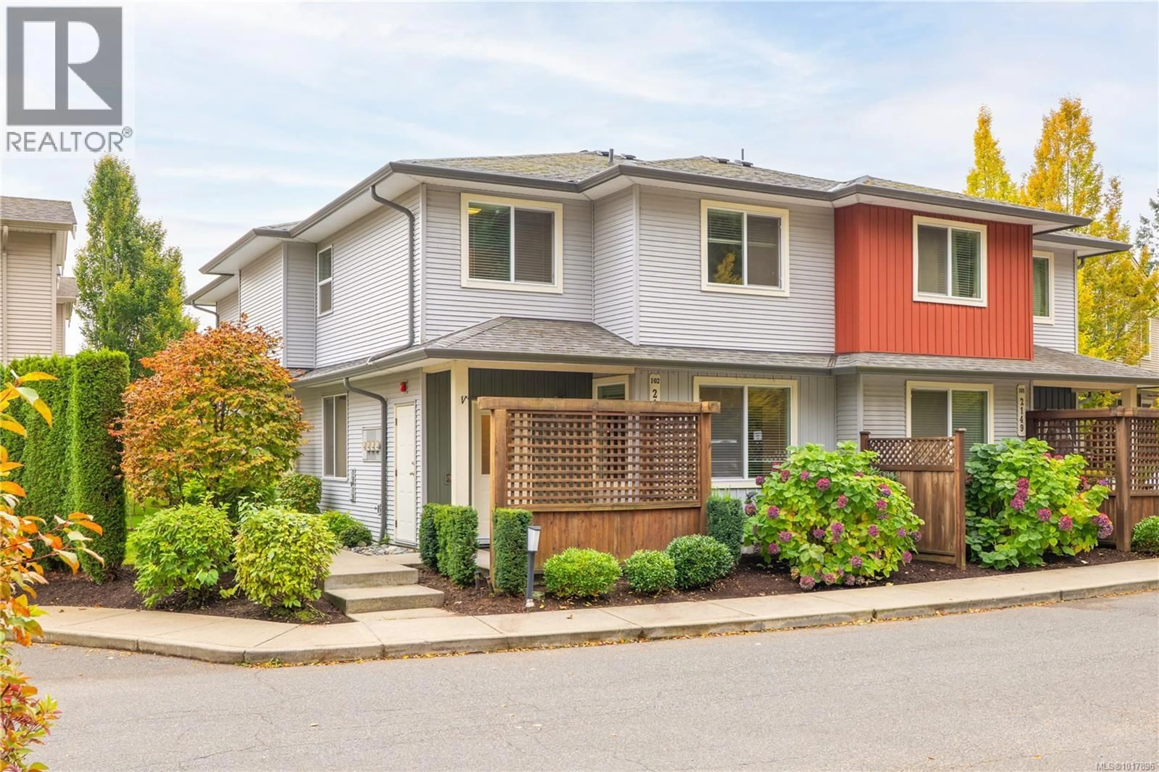 Home with vinyl exterior material, street for 102 - 2149 RIDGEMONT PLACE, Nanaimo British Columbia V9T0C8